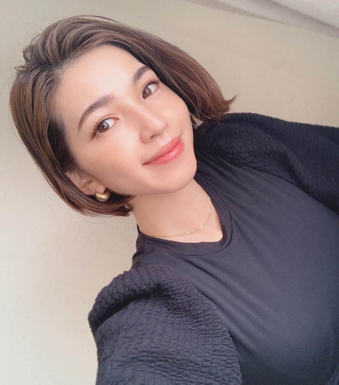 来夏のインスタグラム：「#🌸 あったかくて嬉しい日曜日！☀️ ですが、花粉がひどくて全部かゆい😑そして眠い🥱  でもでも、髪も眉もニューバージョンで嬉しい♩  髪はここから少し伸ばすことを目指して ぱっつんボブに💇🏽‍♀️ 襟足カットとボリュームおさえるパーマと 透け感のあるブラウンカラーに🤎 ふわっとしたイメージを伝えても @sano_nanuk さんのアドバイスで いつもお気に入りになります😋✨  眉サロン @waxyyy.tokyo で 初めてハリウッドブロウリフトをしてもらって、 私のしっかり眉が柔らかくなり 傷も隠れてナチュラル眉に✨ メイクの中で1番時間かかってたアイブロウが パウダーのみで完成しちゃう🤩 @sakura__julia ちゃんのプロの技に感動したよ😍 ありがとう💕  マツエクはもうずっと @trueyelash @tru.omotesando 👀💜  バタバタな最近で怠ってたけど 自分の気分をあげることって大事だわ🦋  #spring #2021 #nanukhair #bobhaircut  #ショートボブ #ボブ #ニュアンスカラー #waxyyy #eyebrowwaxing  #ハリウッドブロウリフト」