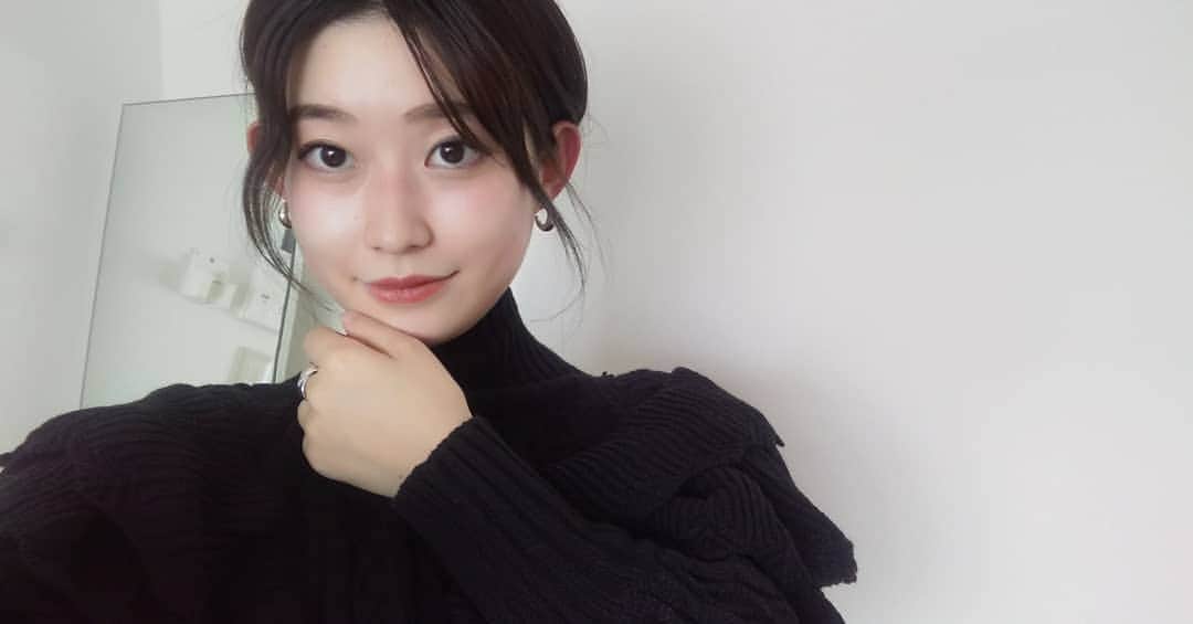 小田都由のインスタグラム：「﻿ ﻿ ﻿ この土日はいいお天気でしたね🌞﻿ 先週の雪が嘘のように暖かい日でした。﻿ ﻿ ニットもそろそろ着おさめでしょうか☺️﻿ ﻿ ﻿ ﻿ #休日﻿ #ニット﻿ #knit﻿ #フリル﻿ #黒﻿ #ブラック﻿ #black﻿ #コーディネート﻿ #アナウンサー﻿ #鹿児島﻿ #写真﻿ #photo﻿ ﻿ ﻿」