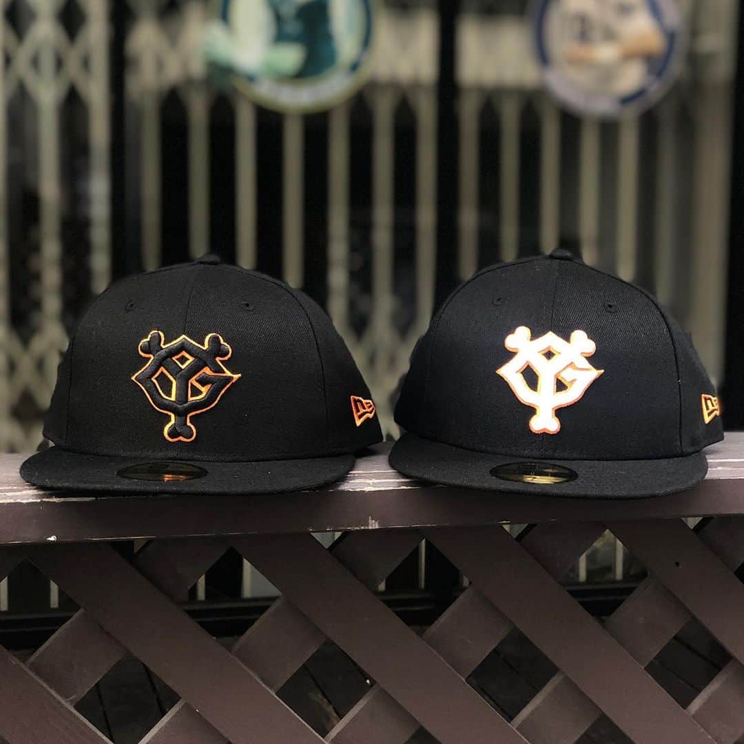 セレクションスタッフのインスタグラム：「.﻿ GIANTS × NEWERA﻿ ﻿ 今季から公式サプライヤーを務めるニューエラCAP入荷しました🧢🖤﻿ ﻿ 球場観戦、普段使い、様々なシーンで使えるシンプルデザイン👍🏼﻿ ﻿ まずは、これを被って応援デス🙌☄️🔥﻿ ﻿ NEW ERA創業100周年を表した100周年ロゴ入りデザインもございます🐾﻿ ﻿ ﻿ ﻿ ﻿ #プロ野球 #広島東洋カープ #ベイスターズ #中日ドラゴンズ #ヤクルトスワローズ #読売ジャイアンツ #阪神タイガース #楽天イーグルス #ソフトバンクホークス #埼玉西武ライオンズ #千葉ロッテマリーンズ #オリックスバファローズ #ファイターズ #セレクション新宿 #セレクション大阪 #坂本勇人 #ジャイアンツ #巨人 #ジャイアンツファンと繋がりたい #キャップ #ニューエラ #newera #ニューエラキャップ ﻿」