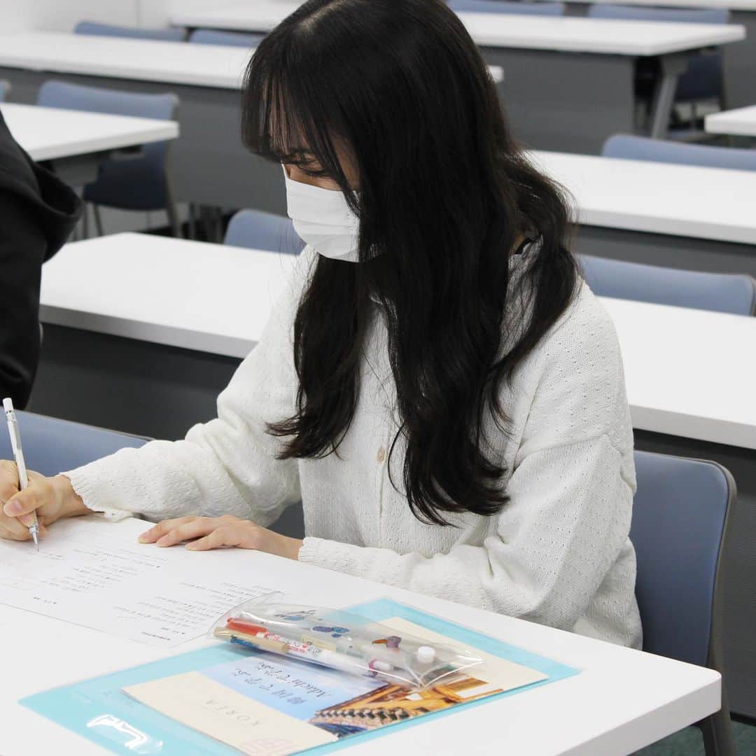 東京観光専門学校さんのインスタグラム写真 - (東京観光専門学校Instagram)「外国語コミュニケーション学科の﻿ ドリームキャンパスではネイティブの先生による﻿ 海外のイベントについての授業を行いました😊‼️﻿ ﻿ 韓国語コースは実際に文章書いてみる✏️﻿ 英語コースはAll English👍﻿ ﻿ 短い時間でしたが皆さん積極的に﻿ 参加していただきありがとうございました✨﻿ ﻿ 最近、お問い合わせを多く頂いている﻿ 韓国語コースの願書まだ間に合います❤️💙﻿ 是非、説明会・オープンキャンパスにご参加ください😍﻿ ﻿ ﻿ #韓国語　#英語　#韓国　#渡米 #留学　#語学　#語学学科　#韓国語コース #kpop #韓ドラ　#韓国語勉強  #英語の勉強  #オープンキャンパス #オーキャン　#AO入試 #AO入学　#韓国留学」2月21日 18時30分 - tokan_1967