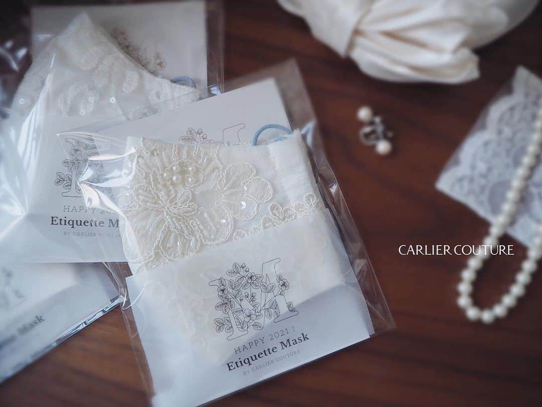 order dress カルリエ クチュールのインスタグラム：「. 【Carlier Couture info】 About Lace Mask . 昨年より、お取り扱い店舗さまでも オンラインショップの方でも ご好評頂いております、 Carlier Coutureオリジナルのレースマスク。 . 緊急事態宣言解除のタイミングで 一度販売を終了させて頂きます。 . 販売を始めた当初からは想像できないくらい たくさんの方々にご着用頂き、 本当にありがとうございました💫 . ✔︎お取り扱い店舗さまはハイライトの 「レースマスク」に一覧がございます。 ✔︎オンラインショップへは、 画像のリンクをクリックして頂けますと 商品ページに飛ぶことができます。 . . . ⚠️発送は平日のみになります。 オンラインショップご注文から発送まで、 タイミングにより2〜5日頂いております。 お急ぎの場合は、事前にHPより お問い合わせくださいませ。 なお、DMはお問い合わせで 使用しておりませんので ご了承くださいませ🙇🏻‍♀️ . . ----------------------------------- マスクにまつわること、 もう一つお知らせです📢 . 2021年3月13日（土）開催の 神楽坂A-color主催『花嫁レッスン会』 . 第１回目の際には、 パーソナルカラーの診断結果に合わせて お選び頂ける「イエベマスク」「ブルベマスク」 をお土産にさせて頂きましたが、（swipe⇒5枚目） . 第２回目の今回も！ 「イエベマスク」「ブルベマスク」 お持ちすることに決定致しました♡ . 色柄は当日のお楽しみですが、 「可愛いのでテンション上がります！」 「耳が痛くならない！」 「苦しくならない」と、 良いフィードバックをたくさん頂いておりますので、 ぜひお客様に合ったお色味のマスクを 今回もお持ち帰り頂ければと思っております。 . 残席僅かとなりましたので、 気になっている方はぜひ💕 お問い合わせくださいね。 . .」