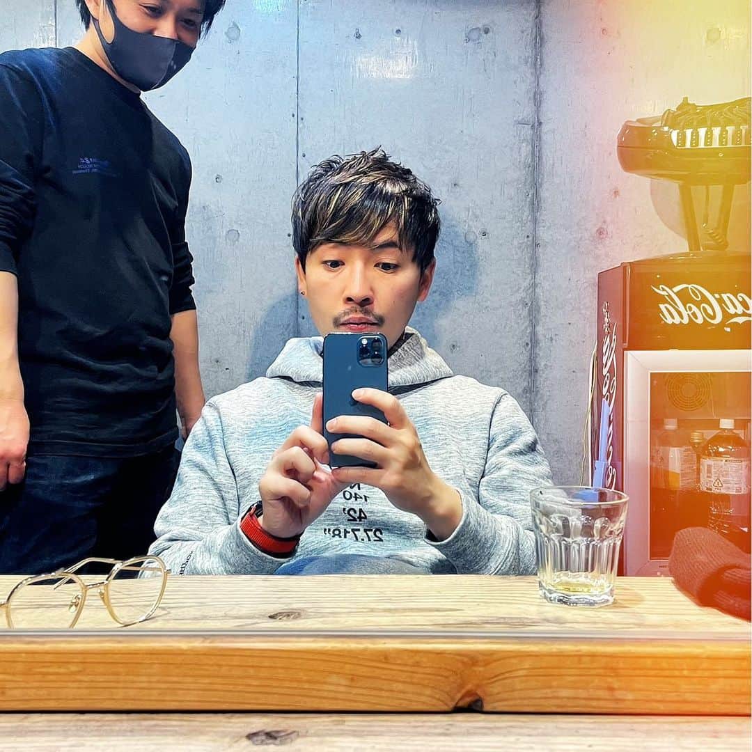 小柳津林太郎のインスタグラム：「New hair style...Everyone have a good one.  何もしないと決めた日曜日。 洗濯して、ランチして、マッサージいって、川沿い歩いて、コーヒー飲んで、ニット帽買って、髪切った。仕事のことは考えない、そんな日も必要でして。皆さん、良い週末をお過ごしくださいまし。  いつもお世話になってる美容師増田さんと。もうかれこれ10年来。感謝。中目黒のPiece201にて。 @piece201.masudayusaku   Peace!!!  #weekend #sunday #haircut #spring #bachelor」