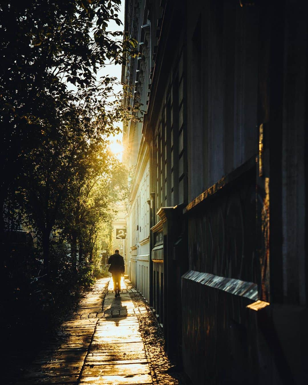 Thomas Kakarekoさんのインスタグラム写真 - (Thomas KakarekoInstagram)「Took a few days off after having photographed the sudden onset of winter in Berlin for more than a week. Time to reshare some of my personal street photography highlights from last year. (1 - 3) Let me know what’s your favorite picture.  #berlin」2月21日 18時26分 - thomas_k