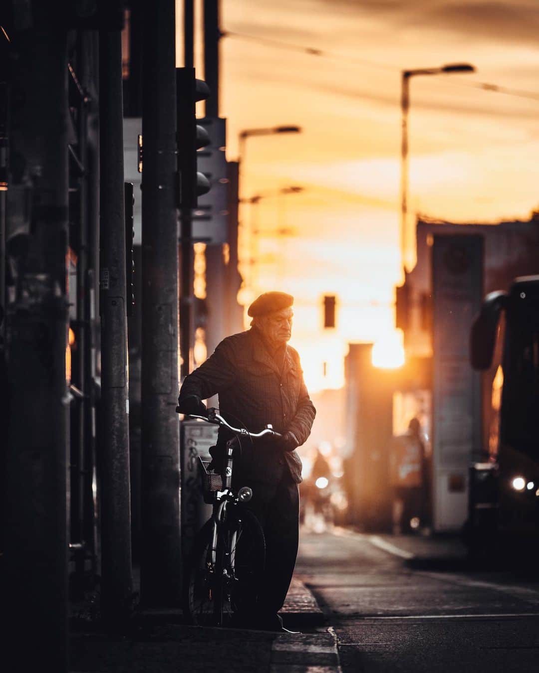 Thomas Kakarekoのインスタグラム：「Took a few days off after having photographed the sudden onset of winter in Berlin for more than a week. Time to reshare some of my personal street photography highlights from last year. (1 - 3) Let me know what’s your favorite picture.  #berlin」