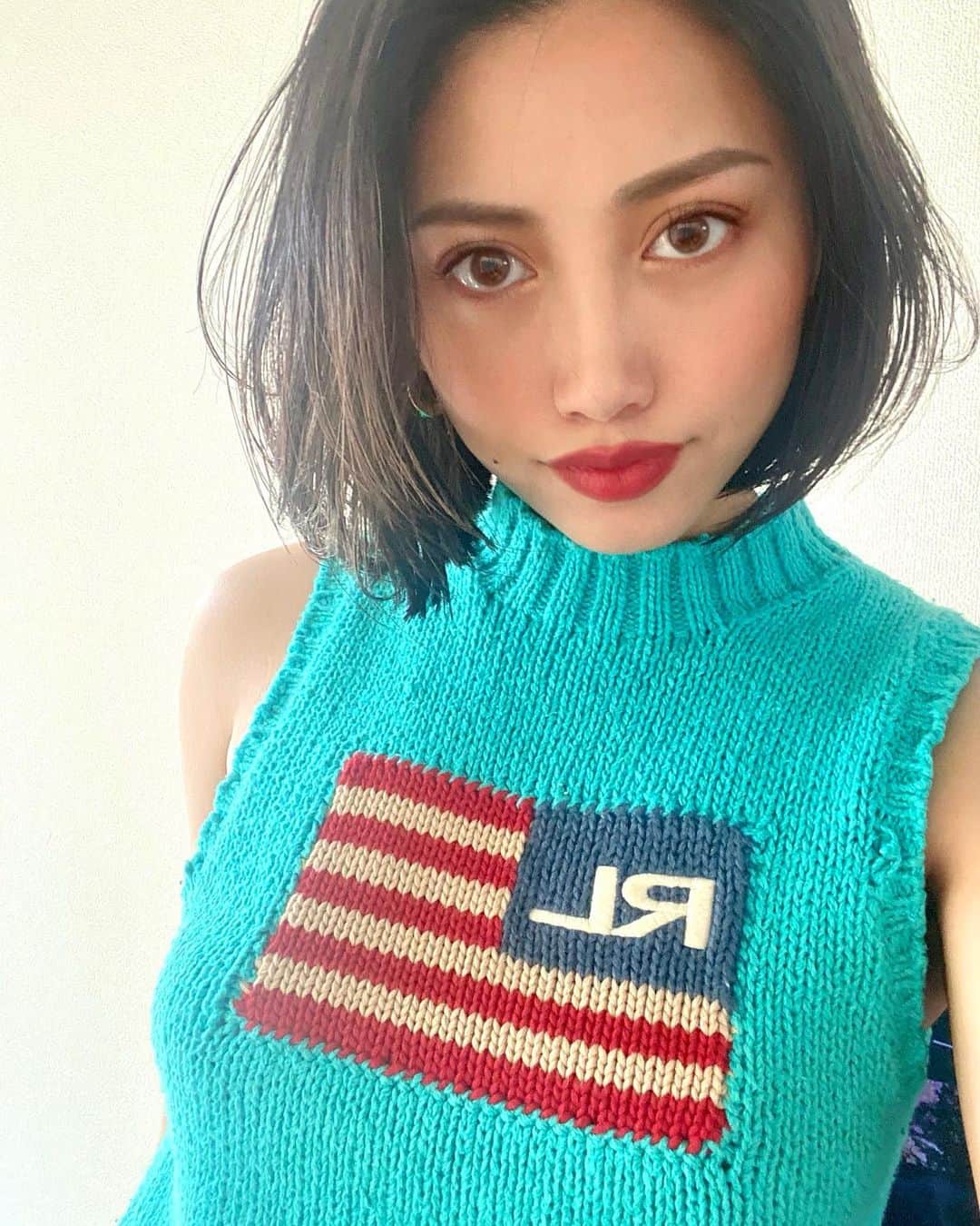 安部ニコルのインスタグラム：「昔は二の腕気にしてこんな服着れなかったなぁ！好きな服を着れるって、幸！！  #セルフケア  #ホームエステ　#ホームケア　#スーパーウェーブハイブリッド　#ブリリアントウェーブ　#美容　#ダイエット　#夢叶った 🤍✌︎('ω')✌︎🤍」