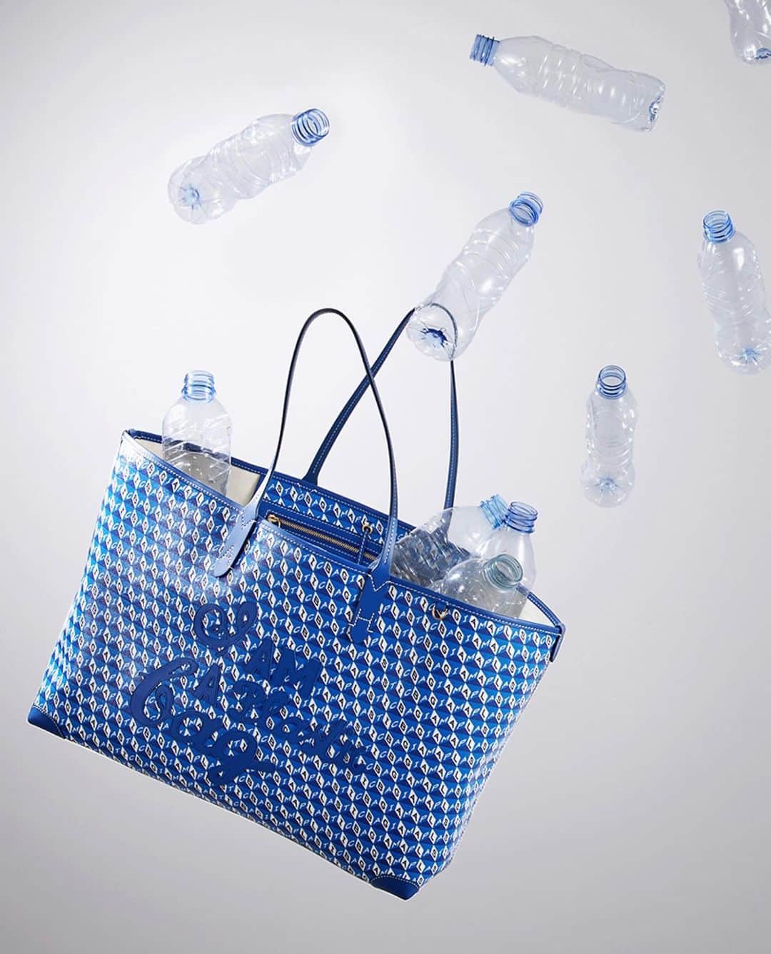アニヤハインドマーチさんのインスタグラム写真 - (アニヤハインドマーチInstagram)「One Year on from the launch of the #IAmAPlasticBag. A bag made up of 32 half litre recycled plastic bottles 💙 #AnyaHindmarch」2月21日 18時27分 - anyahindmarch
