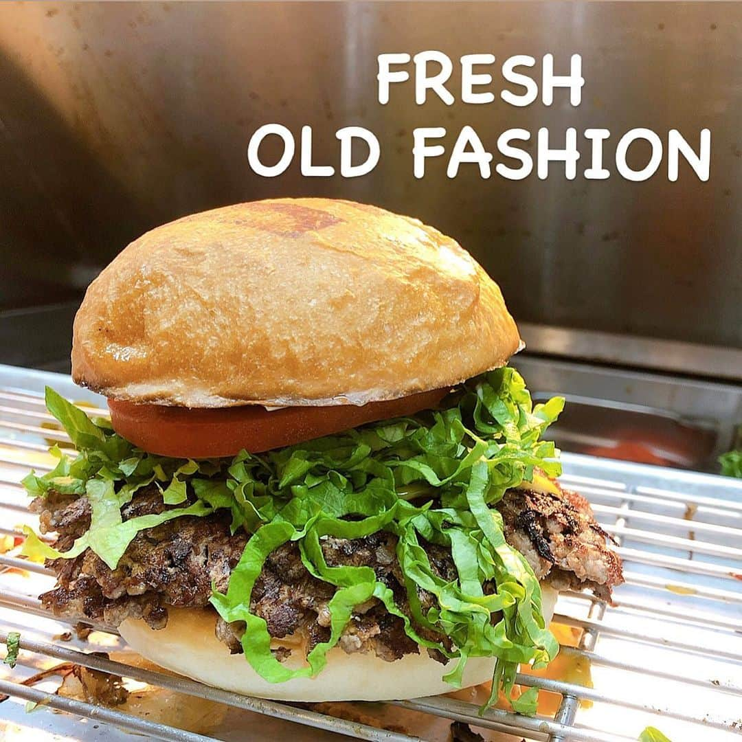 umamiburgerjpnのインスタグラム：「. . UMAMI BURGER の定番人気「UMAMI」 に続いて最近人気のある 「FRESH OLD FASHION」🍔🤍 . お肉はとてもジューシーで野菜もたっぷり🍅 健康にも気を使ったハンバーガーです💐 . まだ召し上がられてない方は是非一度お試しください🥺🍒 . . #umamiburger  #umamiburgerjpn  #ウマミバーガー  #ウマミバーガー有明ガーデン店  #ウマミバーガー錦糸町パルコ店  #ウマミバーガー南町田グランベリーパーク店  #ウマミバーガー横浜ベイサイド店」