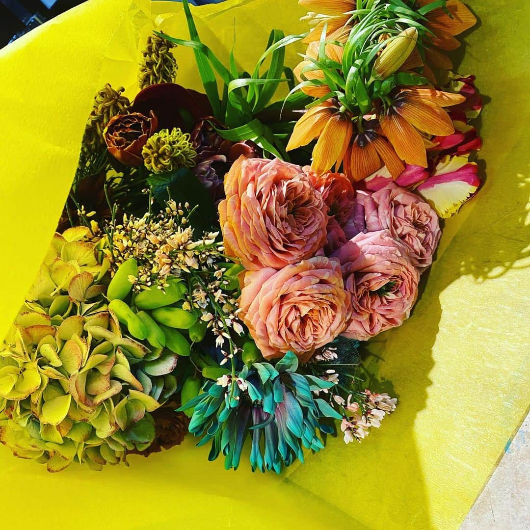 平山あやさんのインスタグラム写真 - (平山あやInstagram)「親友なおちゃん @naoten10 のお店に寄り道🏳️‍🌈🏳️‍🌈🏳️‍🌈 かわいいお花を買って帰宅です💐 いつもいつも見たことのないお花や、かわいいお花とかがあるんだよねー！ホントに凄いと思う！いつも驚いてしまう💐 今日も、とてつもなさすぎるかわいいお花をゲットできて嬉しすぎるよ！ 東京の神楽坂にあるお花屋さんのten.というお店だよ☺️ お花って、心を落ち着かせるパワーがあるんだよね。あたしは、玄関とかリビングとかトイレとか寝室とかあらゆるところにちょこちょこ飾るのが大好き🌷🌻🌸🥀 なおちゃんいつもありがとう😍  #神楽坂ten  #flowers #japan #なおちゃんのお花屋さんに立ち寄るの巻 #お花は癒し#かわいい#お花パワー」2月21日 18時40分 - aya_hirayama