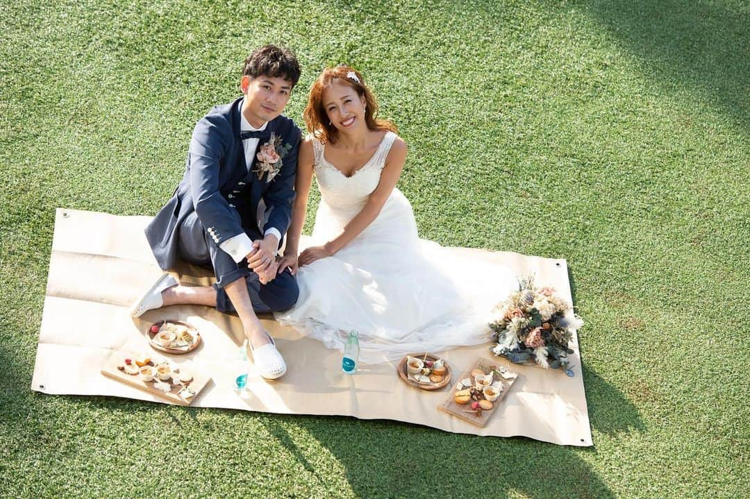 St.AQUA 東京の結婚式場 サンアクアチャペルさんのインスタグラム写真 - (St.AQUA 東京の結婚式場 サンアクアチャペルInstagram)「こんばんは🌟  本日は、ひとつ前の投稿で紹介した BESIDE SEASIDEの目の前にある芝生での1カットです‼︎  開放的な空間で太陽の光を浴びながら、 ゆっくりとした時間を過ごしてみませんか⁇  それでは、明日も気温は20度を超えるそうなので 水分補給を忘れずに過ごしましょう🥤  @beside_seaside   #日の出 #レストラン #besideseaside  #イタリアンスパニッシュ  #海の見えるレストラン  #芝生 #ゆっくり時間   #2021年婚 #2022年婚 #春婚 #夏婚 #秋婚 #冬婚  #前撮り #フォト  #結婚式 #ウェディング  #キリスト教 #人前式  #ドレス #タキシード  #東京 #港区 #竹芝 #お台場  #何気ない瞬間を残したい  #幸せのお手伝い #お任せください」2月21日 18時31分 - staquatakeshiba