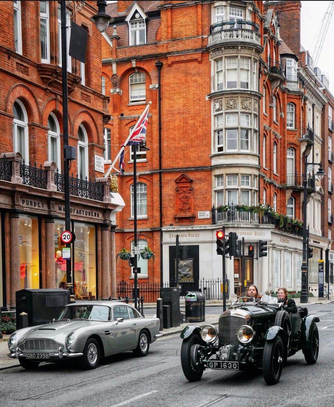 @LONDON | TAG #THISISLONDONさんのインスタグラム写真 - (@LONDON | TAG #THISISLONDONInstagram)「🥰 Double Trouble! 😱 #ASundayCarPic from @ali_thewonderer in #Mayfair which is next level!! What an incredible scene! 🇬🇧🥰🇬🇧  ___________________________________________  #thisislondon #lovelondon #london #londra #londonlife #londres #uk #visitlondon #british #🇬🇧 #londoncars #carsoflondon #supercarsoflondon #classiccars #classiccar」2月21日 18時33分 - london