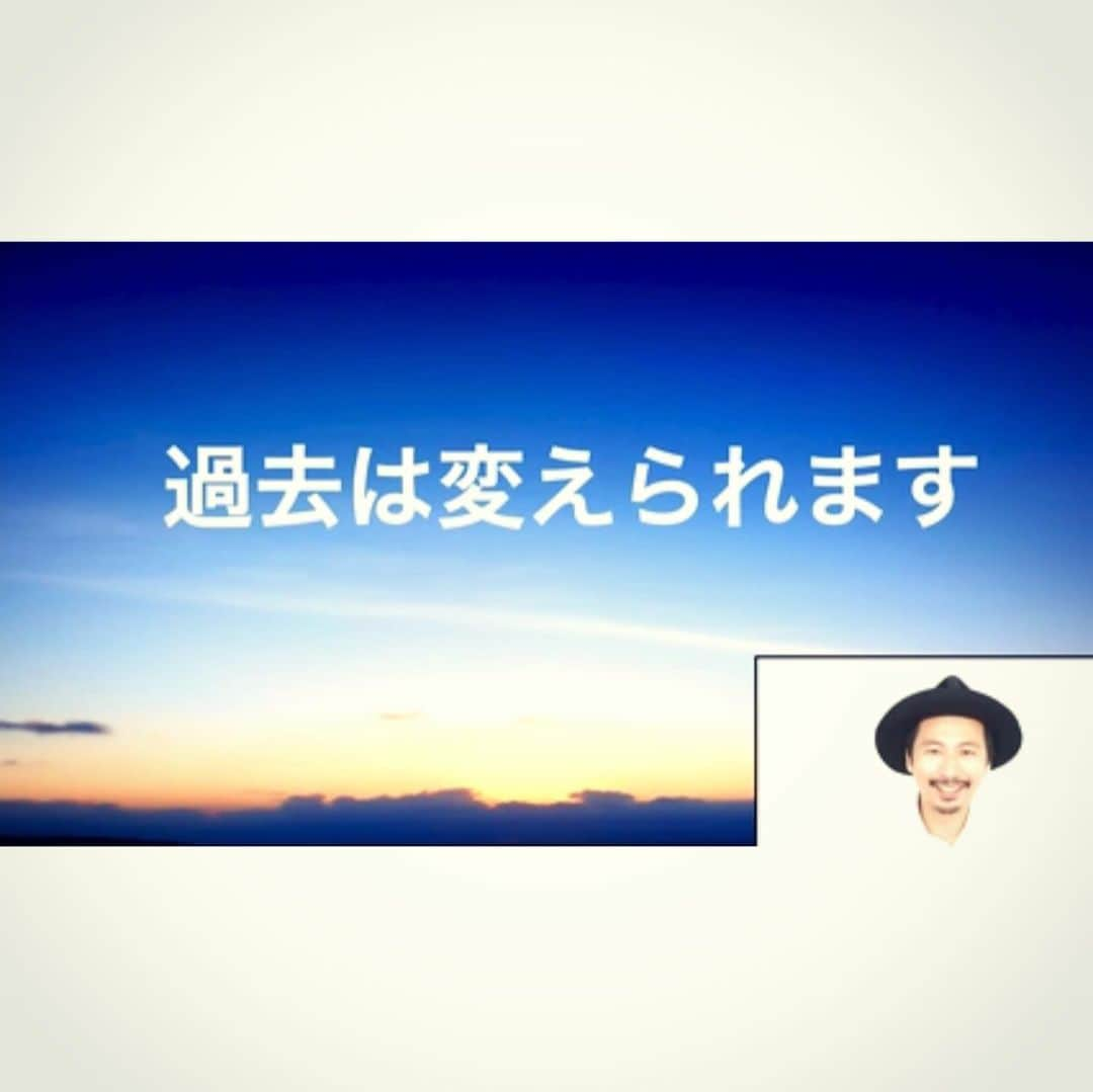 久保雄司さんのインスタグラム写真 - (久保雄司Instagram)「久保雄司初のオンライン講演会 【変わりたいあなたへ】  申し込み頂きました133名の皆様 ありがとうございました。 北は北海道から南は沖縄までご応募頂いたのは初めてじゃないかな。すごく嬉しかったです。  わかりやすいように編集して動画を作って方法することもできる中LIVEに拘っているのは、その時の自分の言葉や表情などリアルなものの方が伝わりやすい。 そう思っているからです。  上手に仕上げて教えるのではなく 下手くそでも何か伝われ。 そう思って僕なりに伝えています。  そしてそのうちみんなの目の前でこういったお話ができるようになったときに、リアルな実力が必要になる。そう思って自分のいい経験だと思っています。  ストリーミングの人間ではなく、 オンラインの人間だけではなく、 きっと目の前で話せる時がくる。 そう思って今は自分の実力と向き合い下手くそなりに精一杯頑張っています。  今日も生放送頭4分は機材トラブルもありハウリング消しに時間とられました(よくある) ＊リアルタイム参加の皆様貴重なお時間すみません ＊アーカイブ組の皆様は4:20までスキップしてください  毎回リハでは全然しないのになんでだろうな。  おかげさまでハウリング消すの覚えました(成長したよ)  1時間見事にずっっと伝えっぱなしで途中話しすぎて酸欠か水分不足かでクラッとしましたが、それだけ伝えたい事がたくさんありました。(次からは呼吸意識します)  改めまして 1時間という貴重なお時間頂きありがとうございました。 アーカイブをお楽しみにしている皆さん是非ご覧ください。  これを見たあとに  あなたはなにを感じていますか？  あなたはなにを思いますか？  すこしだけ心燃えてますか？  過去は変えられます  今からどう過ごしていくか  ただそれだけです  今はすぐに過去になり  精一杯前に向かって進むだけ  前に進もう  大丈夫  僕も一緒だよ  #久保雄司 #久保雄司オンライン講演会 #変わりたいあなたへ #six_slon #オンラインサロン #kuboさんのスナック」2月21日 18時35分 - six_kuboyuji