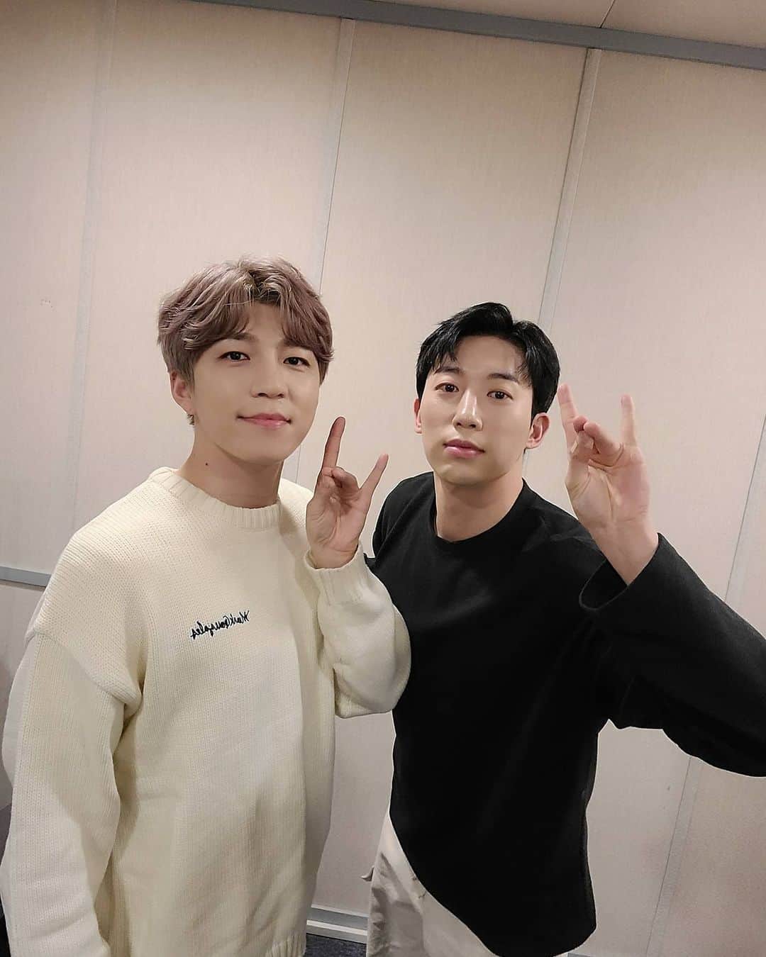 U-KISS（ユーキス）のインスタグラム：「[#유키스] 오늘 저녁엔 수현&훈이 함께! 파워FM '이준의 영스트리트'로 찾아옵니다😊 잠시 후 8시 '영스'로~ 고정 고정!📻  #UKISS #SOOHYUN #HOON  #수현 #훈  #파워FM #이준의영스트리트」