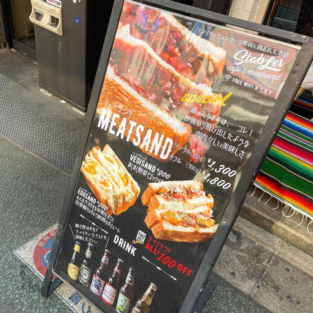 唯一無二の絶品グルメさんのインスタグラム写真 - (唯一無二の絶品グルメInstagram)「【STABLER cafe&meatsand】 📍下北沢駅から徒歩3分  ステーキまみれの肉厚ミートサンドをテイクアウトできるお店。  サクッと焼き上げたトーストにミディアムレアなステーキを敷き詰めた肉食系歓喜の逸品！ジューシーで柔らかなお肉が食欲を暴走させる！特製BBQソースの香ばしい香りもたまらない！！  ミートサンド(ダブル)は1800円 ダブルの場合は肉300gでボリューム抜群！ シングルもあってそちらは肉150gで1300円になります！  テイクアウトの場合は100円引きになります！  📍東京都世田谷区北沢2-12-15」2月21日 18時37分 - muni_gurume_japan