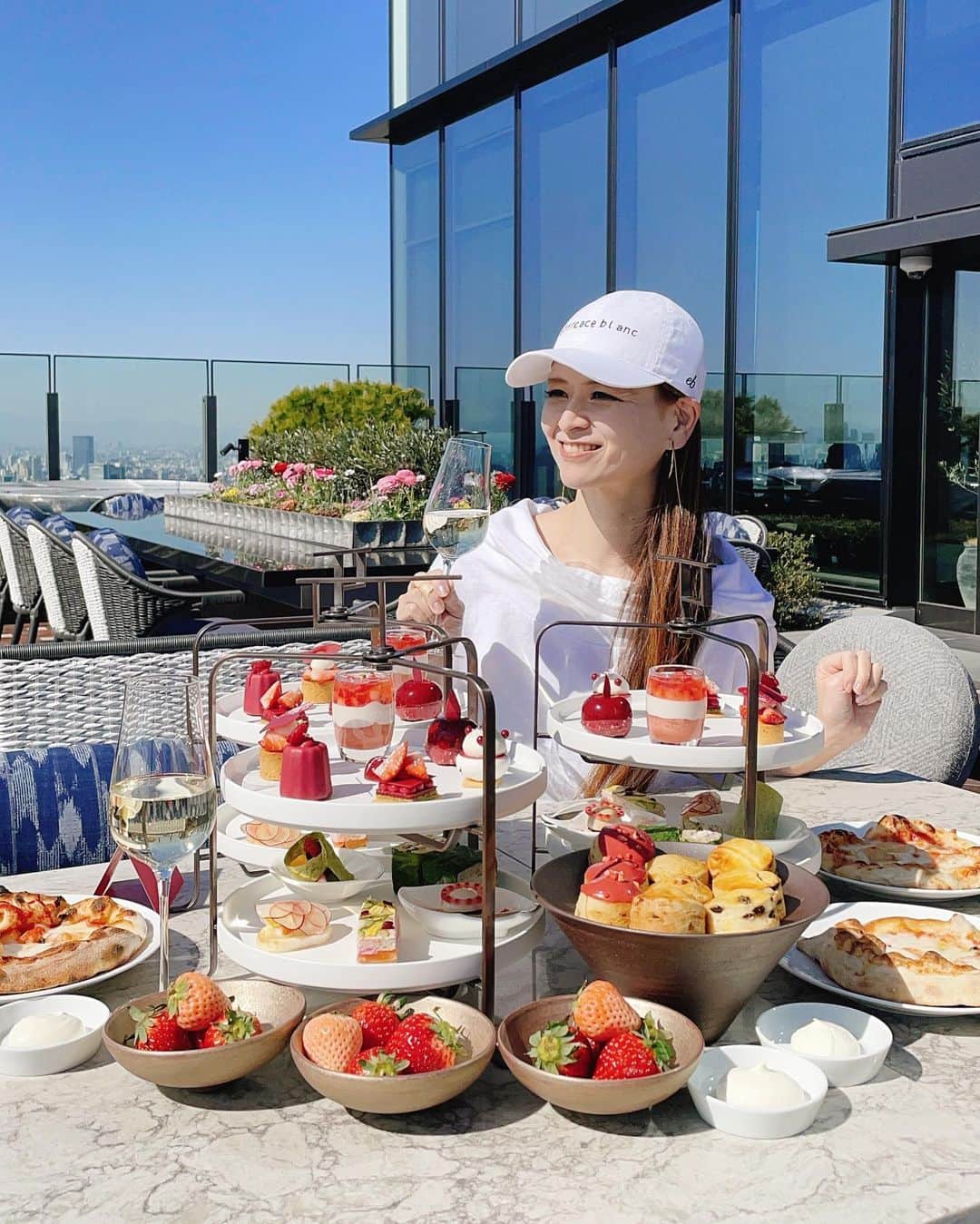 のインスタグラム：「39階の爽快感♡Pretty Woman アフタヌーンティーでございます〜  フォーシーズンズホテル東京大手町 イタリアンレストラン「PIGNETO ピニャート」にて @fsotemachi  @yusuke.1019   アフタヌーンティーは同階ラウンジと、イタリアンレストランの2箇所で頂けます。  レストランでは、焼きたてピッツァが付いてます、2種から選べますよ〜♡  🍓いちごを中心に青木シェフのプレミアムな7種スイーツと、セイボリーはロブスターエッグサンドやフォアグラなどの5種。スコーンは3種にホテルメイドのジャムやクリーム添えです  テラス席大好きなので、それだけでもテンション上がるわぁ⤴️ ここが、大手町駅 直結って忘れそうなほどの解放感〜☺️🌈  アフタヌーンティーは3/31まで予定。 この日はお仕事で参りましたが、 またゆっくりプライベートで来たいな♡  。。。  メニュー例  ■5種セイボリー ・ハニーフォアグラ　ミルクジュレとラズベリー ・スモークサーモンサンドイッチ　胡瓜とビーツサワークリーム ・アボカドトスターダ　根菜のマリネとオレンジ ・鶏胸肉とベーコン　ケール　赤キャベツのサンドイッチ ・ロブスターエッグサンドイッチ　サフランアイオリ   ■7種スイーツ ・苺と柚子のタルトレット ・赤いベリーとピスタチオのケーキ ・苺とホワイトチョコレートのサヴァラン ・パッションフルーツのボンボンショコラ ・レアチーズラズベリームース ・イチジクとホワイトチョコレートのメレンゲ ・ダークチョコレートとキャラメルアップル   ■3種スコーン ・レーズン ・苺 ・ピスタチオとクランベリー  。。。  Thank you for inviting me @ayapom1192  @fsotemachi   。。。  住所 東京都千代田区大手町1丁目2-1号 フォーシーズンズホテル東京大手町 39F  ご予約はこちらからも🔻 https://restaurant.ikyu.com/sd/115187/plan11432152/  。。。  #アフタヌーンティー#フォーシーズンズホテル東京大手町 #里井真由美#プリティウーマン#いちご#ホテルスイーツ#フードジャーナリスト里井真由美 #イタリアン」