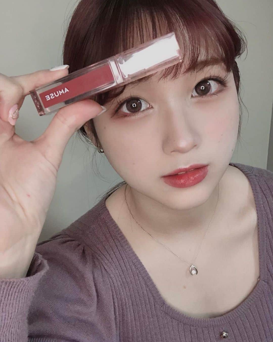 寝々ねねこのインスタグラム：「AMUSEさんから頂いたティント使った🥺 新色4色貰ったんやけど、ティントだから色が取れなくなってよく分からんくなっちゃうからピンク系の11桃と12日曜日の2色の試した🥺 ご飯食べても取れにくかったし、ティッシュオフでマスクにつかなかったし、筋に入って変な色にもならんくて良かった！色も自分の肌と合ったしこれからよく使うリップの中に入った！ コロナ流行ってマスクしないとだけど色んな色試すの楽しい 1枚目が12日曜日で2枚目11桃！ またオレンジ系の使った写真載せる〜！ 。 この日の化粧髪型最高に好み最高…！ 。 @amuse  @moreme_official #AMUSE #韓国コスメ #pr #撮影 #촬영 #ポートレート #인물 #ポートレートモデル #被写体  #サロンモデル #ニット #ニットワンピ #コスメレビュー #ブルベ夏 #コスメ #ヘアカラーピンク #ピンク #イルミナカラー #ダブルカラー #ヘアアレンジ #赤髪 #リップ #haircolor #hairstyle #knit #portrait #ミディアムヘアアレンジ #ブルベ夏メイク #韓国コスメレビュー #ınstagood」