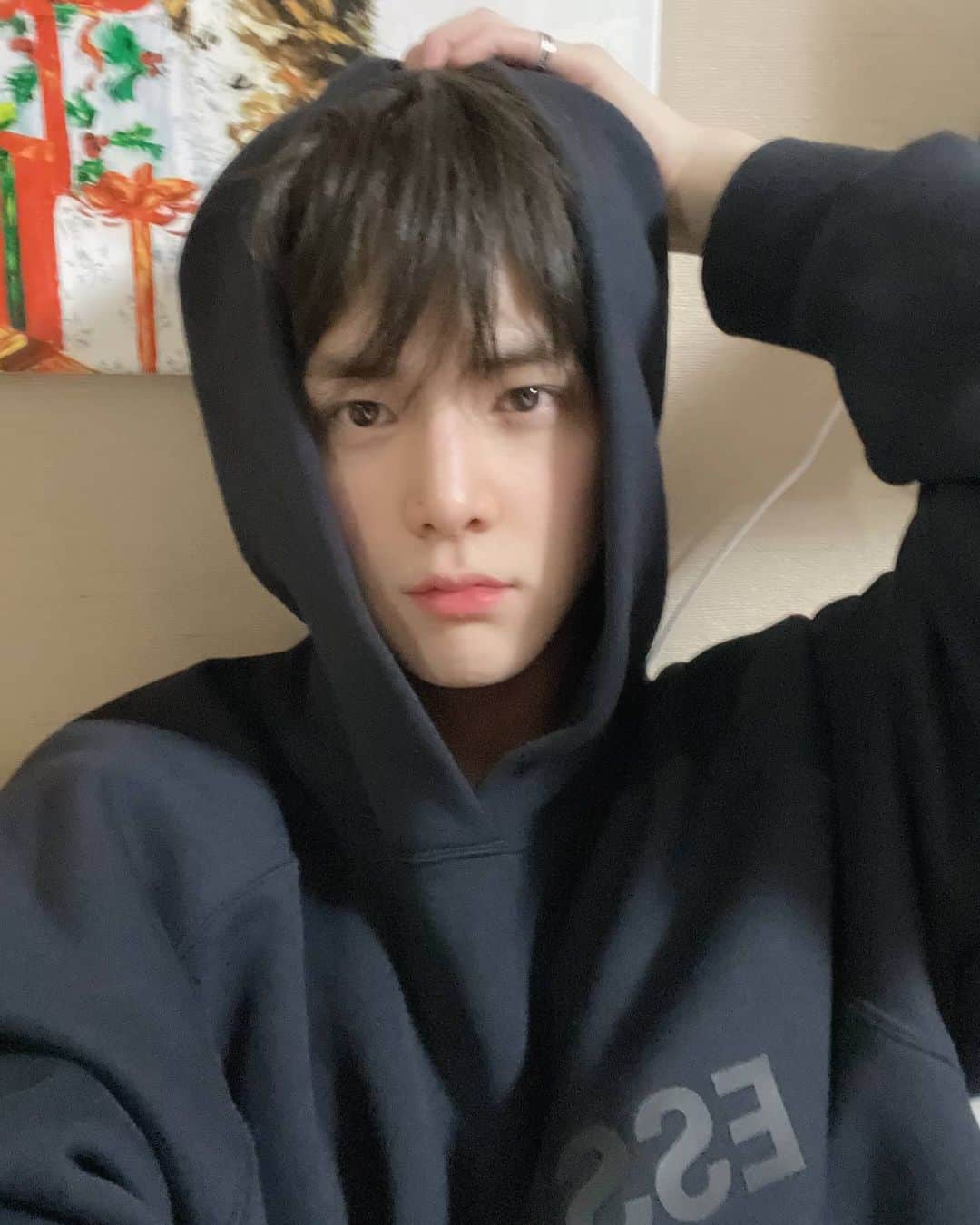 ヨンフンのインスタグラム：「210220 잘자 더비 🌙 난 이제 자려고 준비 한다 👍 #THEBOYZ #더보이즈 #YOUNGHOON #영훈」
