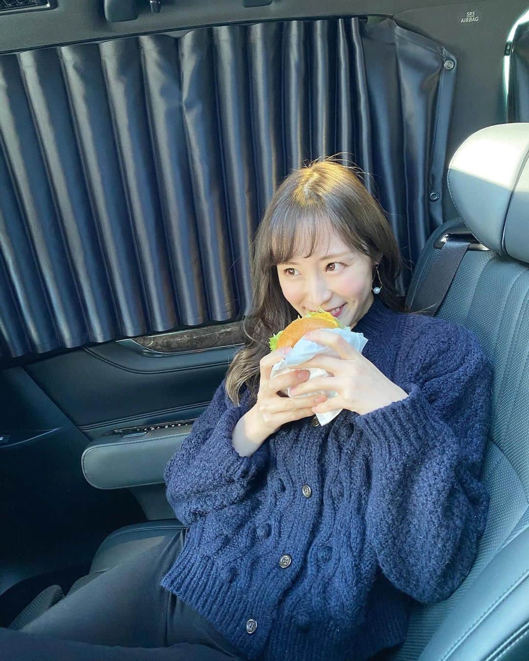 小林真由のインスタグラム：「子供のお昼寝中にハンバーガー🥤🍟﻿ ﻿ また時差投稿ですが、先日美容院へ。﻿ 大好きで何度もリピートしてるアッシュにしていただき、カットもしていただき、毎回最高の仕上がりにしてもらえちゃう🙏﻿ 稲用さんいつもありがとうございます。﻿ @inamochinaoki  ﻿ ﻿ そしてまつげパーマ&眉毛ワックスもしてきました。﻿ @acote_aoyama  する前と後では顔の印象が違いすぎて😂﻿ つい自分を後回しにしがちなので、美容院とまつげパーマに行った日は私るんるんしてます。笑﻿ ﻿ tops: @nugu__official  pants: @uniqlo  ﻿ ﻿ #ファッション #コーデ #ママコーデ #女の子ママ #男の子ママ #ママライフ #コーディネート #2歳 #生後6ヶ月 #ベビー #二人育児 #美容院 #まつげパーマ #ユニクロ #uniqlo」