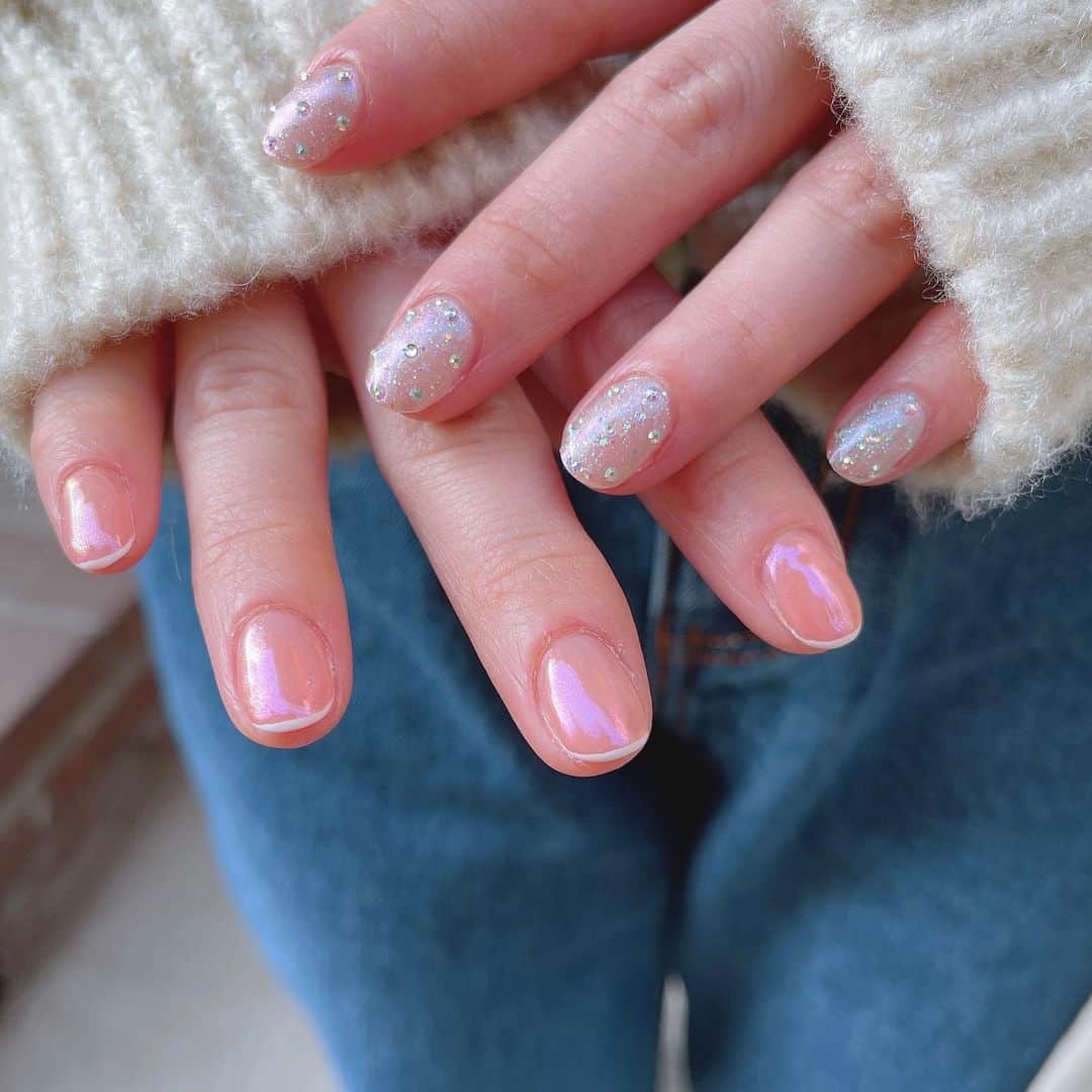 のインスタグラム：「💅💓 ㅤㅤㅤㅤㅤㅤㅤㅤㅤㅤㅤㅤㅤ ネイル新しくしたよ😆✨かわいすぎ。 ㅤㅤㅤㅤㅤㅤㅤㅤㅤㅤㅤㅤㅤ ✋右手 →ピンクオレンジベース➕ピンクのオーロラネイル➕白細フレンチ ㅤㅤㅤㅤㅤㅤㅤㅤㅤㅤㅤㅤㅤ 🤚左手 →クリアベース➕白のオーロラネイル➕ラメ➕ストーン ㅤㅤㅤㅤㅤㅤㅤㅤㅤㅤㅤㅤㅤ #nail #newnail #네일 #네일아트 #네일디자인 #희영 #ネイル #ネイルデザイン #春ネイル #ひよんネイル」