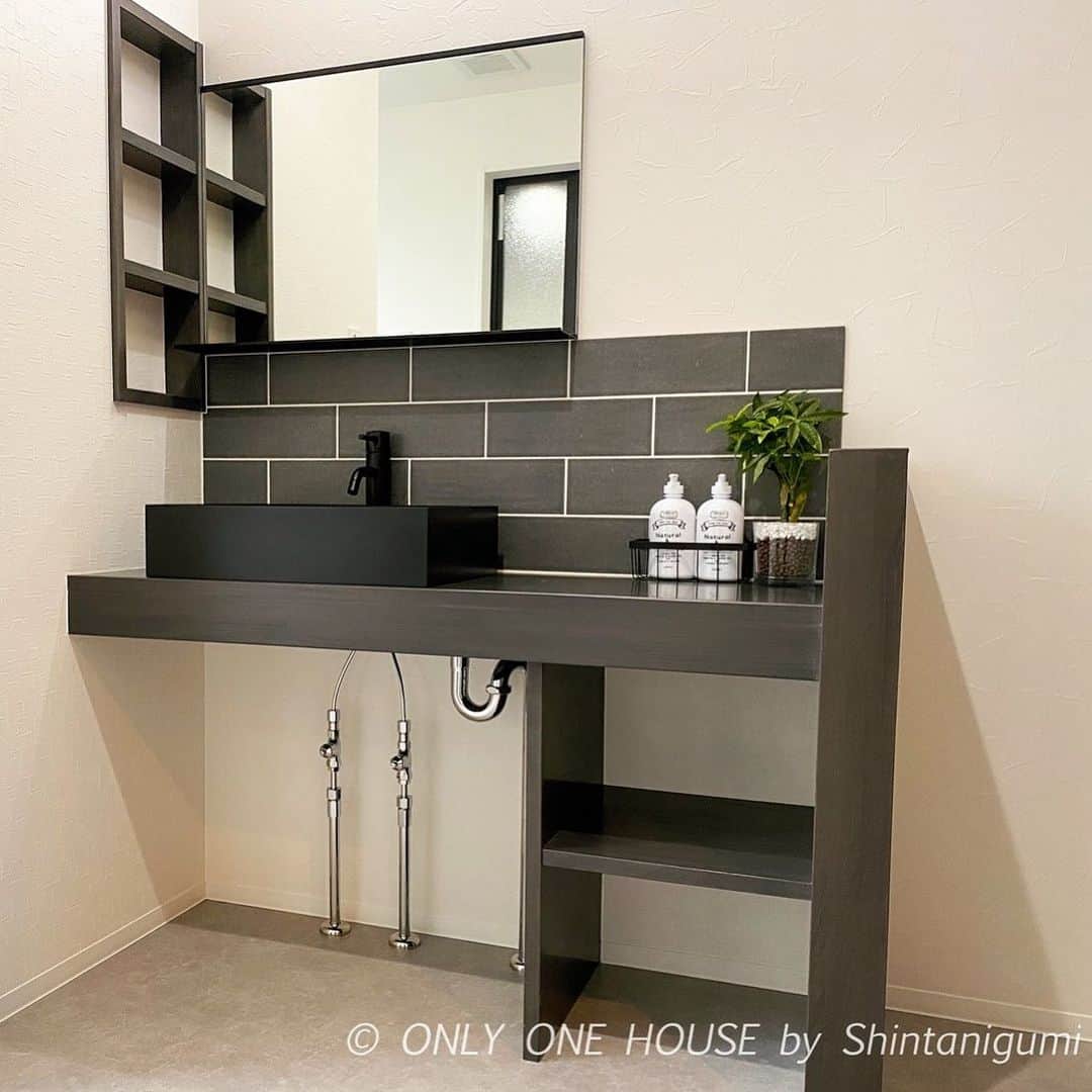 ONLY ONE HOUSE 株式会社 新谷組のインスタグラム：「* #サンワカンパニー のボウルと鏡を使用🪞  造作の棚はブラックのボウルに合わせて ダークグレーに塗装しました🙌🏻✨ #インダストリアル な雰囲気でオシャレな洗面です♬  毎日使用するスペースは 好みの空間を作り上げたいですね🌸  more phots▶︎ @shintanigumi.co.ltd   インスタ毎日更新中🌐 いいね！&フォローよろしくお願いします🌿  --------------------------------------  新谷組は土地探しから 設計施工管理の全てを 弊社で担う事ができます！  大工工務店だからこそ出来る 枠にとらわれない自由な発想で お客様のお家づくりを 全力でサポートいたします💪🏻  お気軽にご相談ください☻  #ONLY_ONE_HOUSE by shintanigumi.co.Ltd  ✭ 本社𝕋𝔼𝕃  0770-78-1255 ✭ 事務所𝕋𝔼𝕃  0770-59-2552 ✭  𝔼 𝕞𝕒𝕚𝕝  shintanigumi@outlook.jp ✭ 新谷組𝙷𝙿 http://www.shintanigumi.jp  --------------------------------------  #新谷組 #施工事例 #オンリーワンハウス #おおい町 #舞鶴市 #高浜町 #小浜市 #敦賀市 #若狭町 #美浜町 #新築 #一戸建て #外構工事 #改修工事 #シンプルライフ #マイホーム #注文住宅 #デザイン住宅 #自由設計 #工務店 #家づくり #モデルハウス」