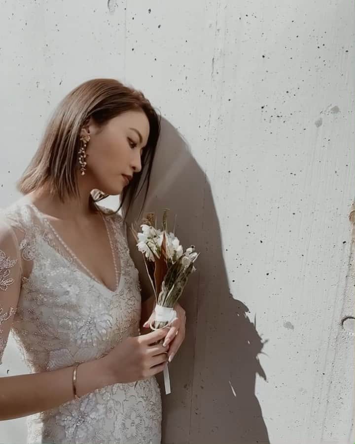 孫きょうのインスタグラム：「hair make @ceu0116 🕊 全国の花嫁さんから指名が絶えないヘアメイク服部さん。  私の友達3人の式を担当していて、最高に可愛い花嫁姿を生で見ていたから(今回もその繋がりからでありがとう❤︎)  卒花にもほどがある私にw 服部さんマジックをかけてもらえるなんて幸せすぎる撮影でした🥺💫  シンプルストレートバージョン。  accessory @fio_da_aranha dress @ceu.tokyo でレンタル可能」