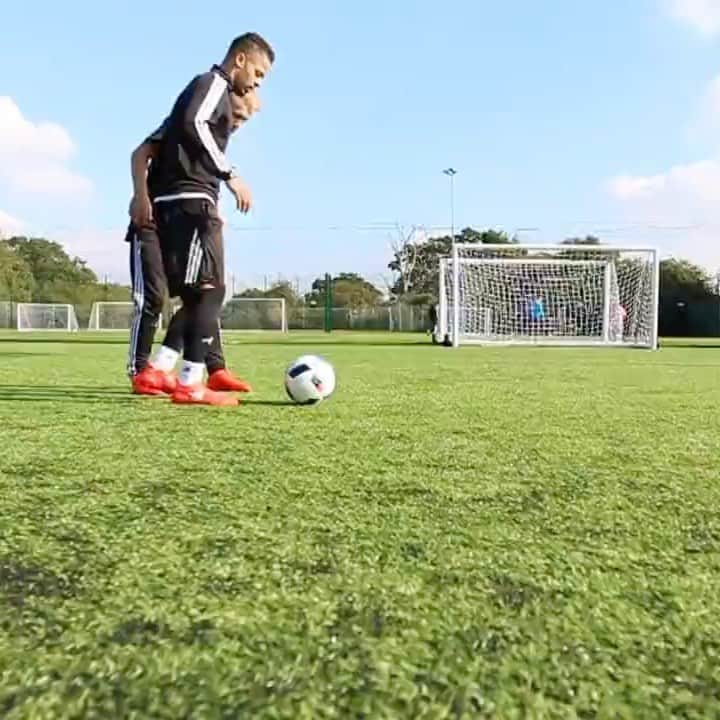 F2Freestylersのインスタグラム：「3 Sunday Skills for you! 🤩💫  Which one is your favourite?  #football #footballskills #soccerskills #soccer #Ronaldo #Neymar #Messi」