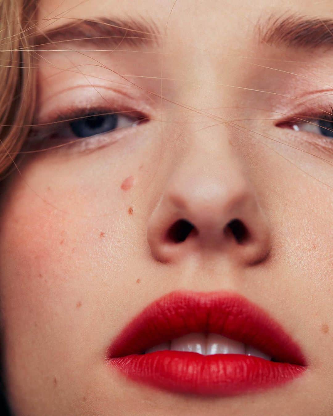 Dior Makeupのインスタグラム：「@louise_galan is wearing Rouge Dior 999 Velvet for a bitten lips look. Shot by @betinadutoit_ for @bazaaruk Makeup by @peterphilipsmakeup Styling by @taniaratpatron Hair by @josephpujalte Manicure by @elsadeslandes • DIOR FOREVER 0N & 2W DIOR FOREVER SKIN CORRECT 1N DIORSHOW BROW STYLER 001 Universal Brown DIORSHOW KHÔL 529 Beige Khôl 5 COULEURS COUTURE 159 Plum Tulle ROUGE DIOR 525 Chérie DIOR CONTOUR 999 ROUGE DIOR 999 Velvet • #diormakeup #diorforever #diorshow #rougedior」