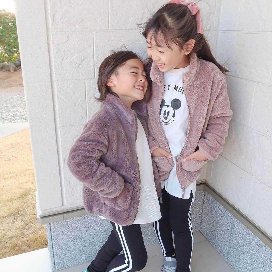 かなのインスタグラム：「． 風が強いってだけで転がるように ケラケラ笑いが止まらないいつかの2人😂💕 ケラケラというよりゲラゲラだね🤣 子供たちのお陰で私も笑って過ごせるんだよね♡🌸 ． 通学にも大活躍のもこもこアウターとレギンスは @dholic_kids_official だよ♡ 絶妙な色味が可愛くて🧸💕 レギンスはプチプラ♡千円くらいだったかな〜？♡ ． ． #こどものいる暮らし#娘#息子#仲良し#キッズコーデ#リンクコーデ#kidsfashion#kidscode#dholic#dholickids #dholicambassador」
