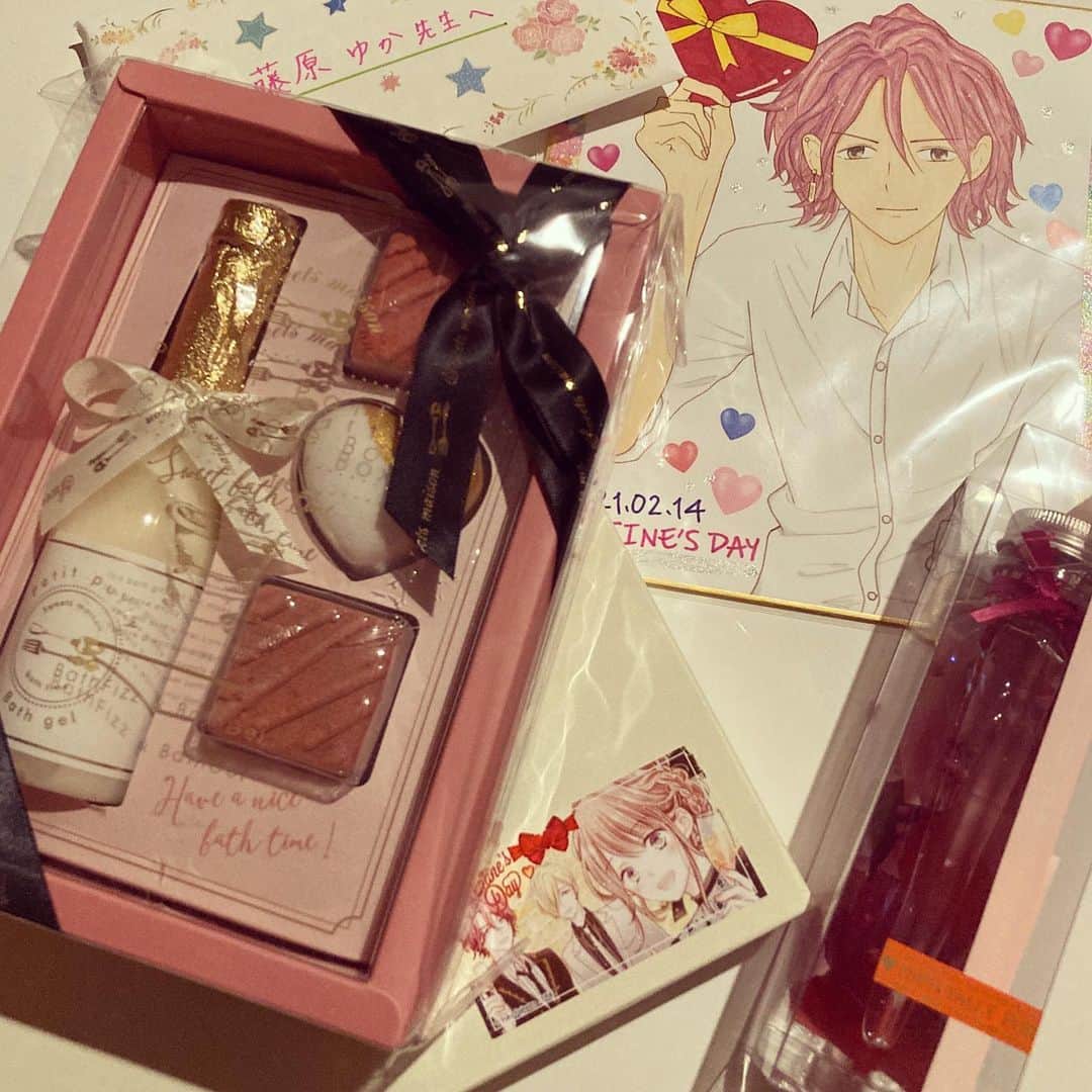 藤原ゆかのインスタグラム：「ファンの方から素敵なバレンタインプレゼントをいただきました✨✨ ハート筒型のハーバリウム、心のこもったイラスト、チョコレートに見立てた入浴剤(香りもチョコレート)！！ なんておしゃれ…！！ 癒やしを本当に本当にありがとうございます😻💕🍫」