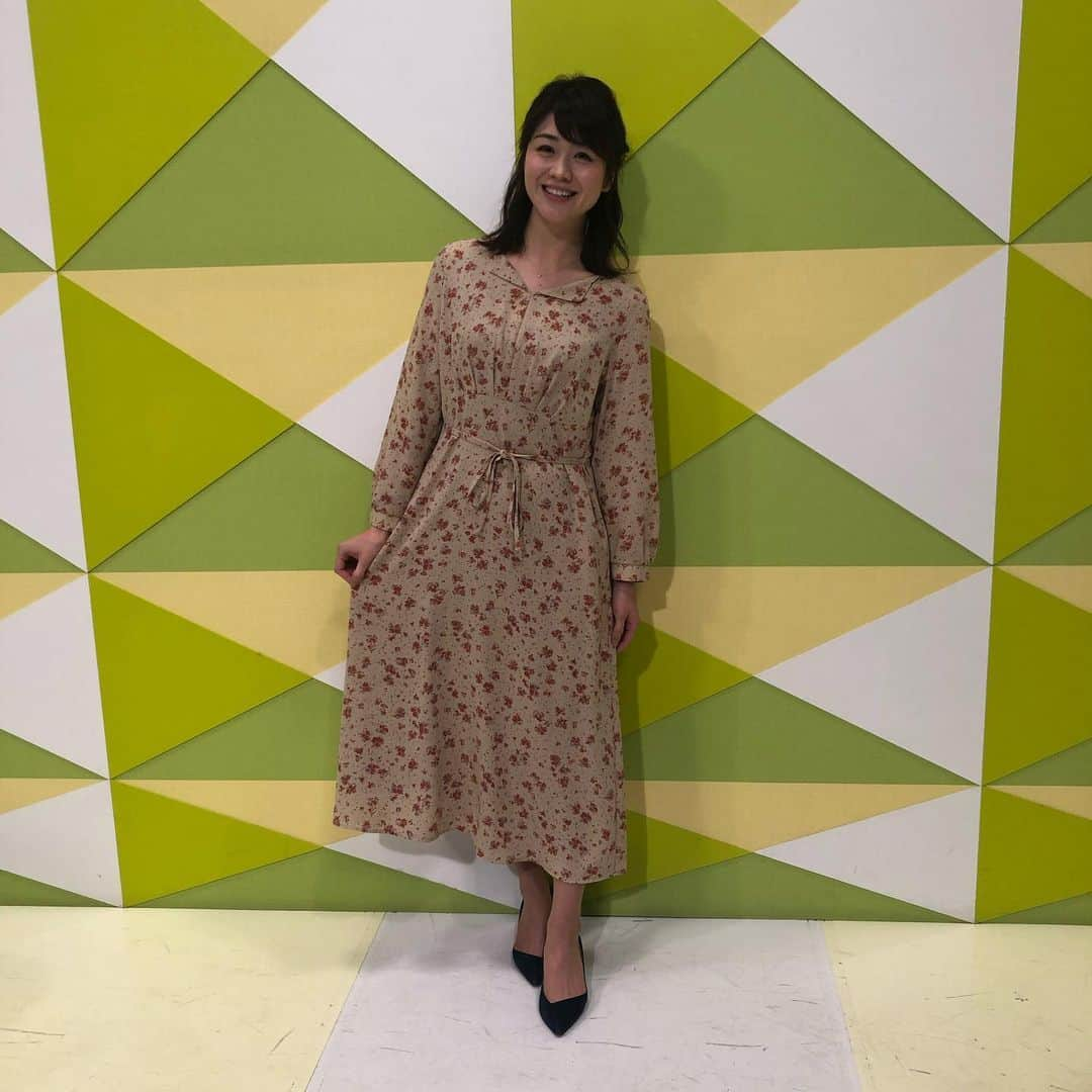 高井瑛子のインスタグラム：「. . 最近の「まるどりっ！」の衣装です。 . . きのうは新潟県を含む北陸地方で 春一番が吹きました。 . . 春はもうすぐですね🌸 . . 衣装も春らしい色になってきました。 . 今年はどんな物が流行るのかなど 衣装さんが教えてくれるのでありがたいです🙇‍♀️💓 . 雑誌を読まない私、、、 もっと美意識あげたい。。。 . . . ------------------------------------------ #ux #新潟テレビ21 #アナウンサー #コーデ #春コーデ #まるどり #旅ちょ #流行り #ワンピース #春一番 #春」