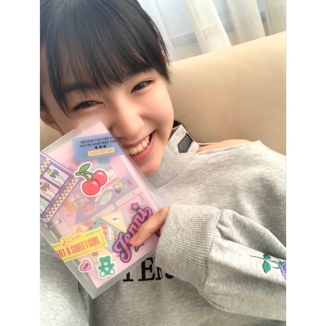 ニコ☆プチのインスタグラム：「もんちゃんのふろくの使い方！💫 イラストすごすぎ😳😳  ニコ⭐︎プチ2月号の付録は、ジェニィラブのシステム手帳~☺︎ お年玉付録だから中身がめっちゃ豪華だよね✨ バインダー式になってるから取り外して書けるところが使いやすい‼︎それにJENNIのステッカーカバーがめちゃこのみ~~~🤩✨ 私は、コロナ自粛でなまった身体を鍛える為の"ダイエット手帳"として使ってるよ❗️ みんなも色々カスタマイズして使ってみてね~🥰❤️  #ニコプチ #ニコプチふろく #プチモのふろくの使い方  #ニコプチふろくのある生活  #ジェニィラブ #jennilove #ふろく #森﨑美月」