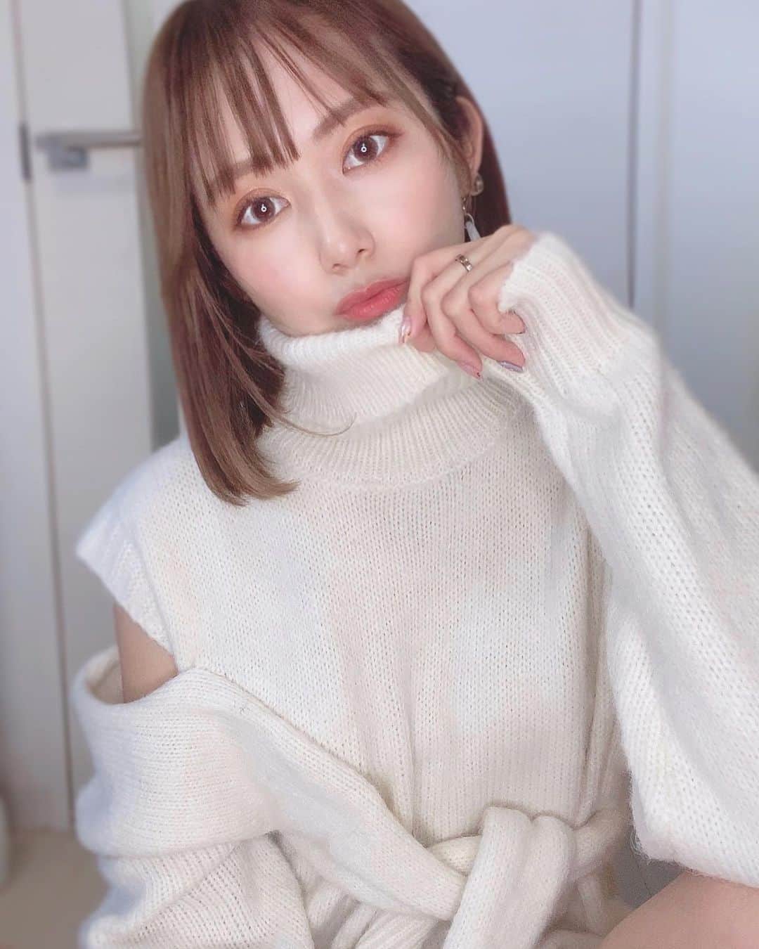 後藤佑紀のインスタグラム：「. スワイプしてね👉 . こないだ紀尾井町にある @tokyo_kioi_kin_no_hari さんに行ってきました✨ . 注射も貧血になるくらい苦手で痛いのもだめだけど 肩こりがずっと治らないのが悩みで意を決して鍼へ🏃 . 顔(目の疲れ、エラ、ほうれい線などなど)と 背中、肩、頭、足までしっかりやって頂きました😊 . 水色の鍼はダーマペンと同じ太さなんだけど まあもちろん痛い（笑）我慢（笑） でもダーマペンよりもかなり深いところまで 刺してもらえるから効果はバツグン✨ ほうれい線もめちゃくちゃ薄くなったよ🥺 ダーマペンの代わりに通うと決めた🪡 . ダウンタイムはなくて、 エラとかかなり凝っていたところは 軽く内出血したけどメイクで隠れるし マスクもしてるから全然🙆 . 足は胃腸のツボがあるらしく、刺した瞬間 自分の足じゃないみたいに動かなくなった😂 胃腸は相当悪かったみたいです😂 . そして肩は途中で貧血になりました😂 すごく凝っていると急に血流が良くなって 貧血になることもあるみたい😂 万年イワークだった肩もかなりほぐれてた🪨 肩ってほぐれるんだってびっくりした(?) . 美骨矯正と合わせてしっかり通うぞ🏃 . 鍼本当にオススメ。特に肩こり悩んでる人は 絶対行った方がいいです！絶対😂 . 良すぎてめちゃくちゃ長文になってしまった（笑） . #美容鍼 #サロン #エステ #金の鍼 #肩こり #眼精疲労 #小顔 #エラ #鍼 #ツボ #美容 #ほうれい線改善 #リフトアップ #たるみ #疲労 #紀尾井町」
