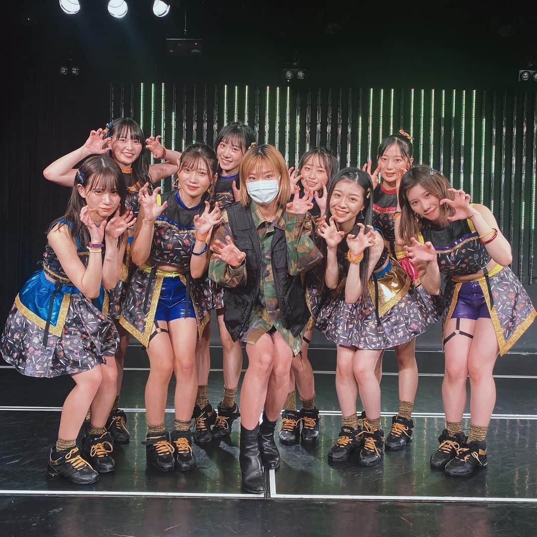 A-NONさんのインスタグラム写真 - (A-NONInstagram)「NMB48のナンバトル3クール目全て終了しました！ 私は審査員という形で参加させていただきました。  タイミングが合い唯一LeopAjeと写真撮れました❣️ 他のグループとも撮りたかったなぁー😢　  今回、裏側では真剣なメンバーの気持ちや悔し涙、心から溢れ出る笑顔など色々なストーリーが見れました。  どのグループもライブっていいなと本当に感じさせてくれるパフォーマンスでした。 またこれからのメンバーの成長が楽しみです😊  ファイルまでがんばれー‼️  #nmb48 #ナンバトル」2月21日 18時52分 - anon_official1229