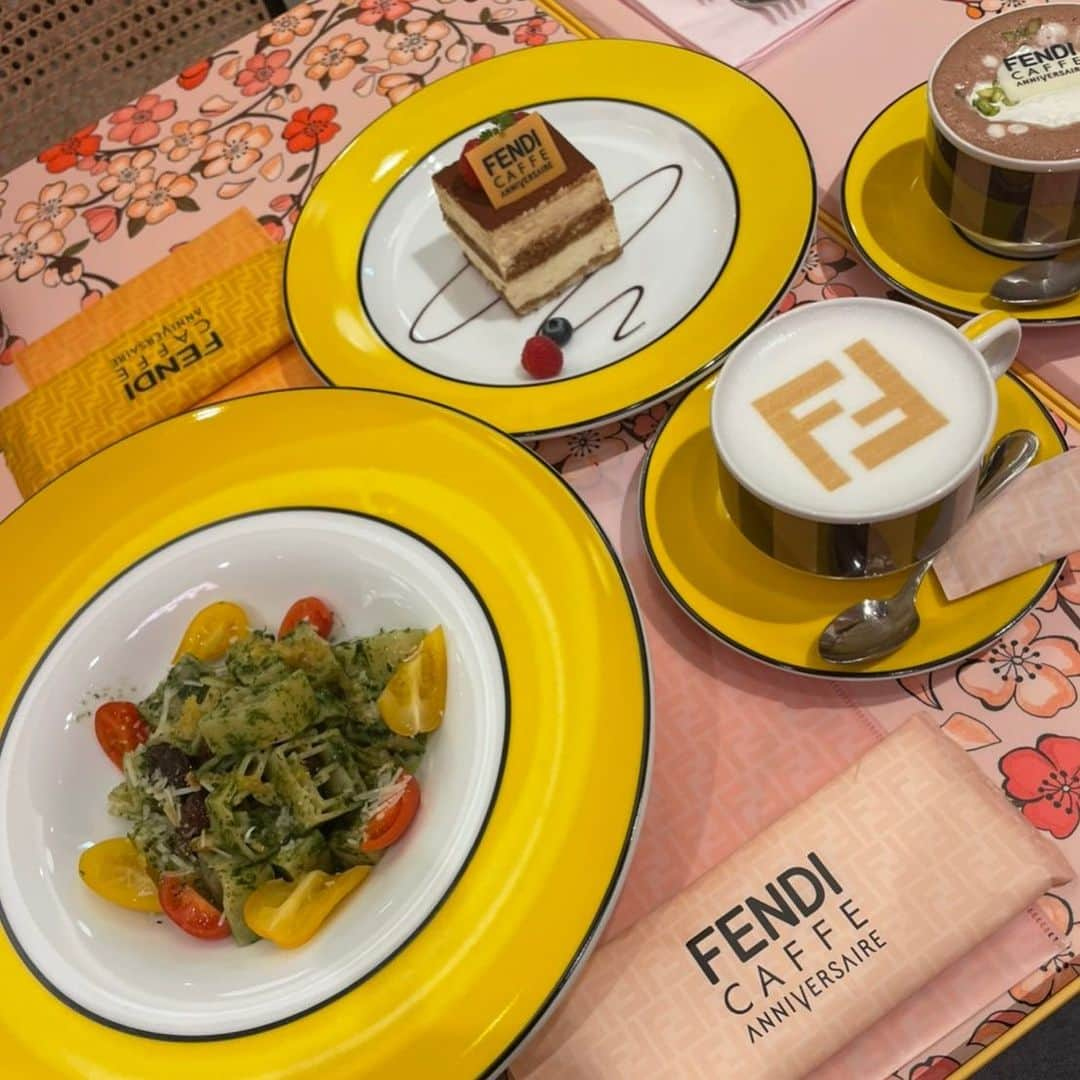 椎名麗のインスタグラム：「#fendicafe 🤍🌼」