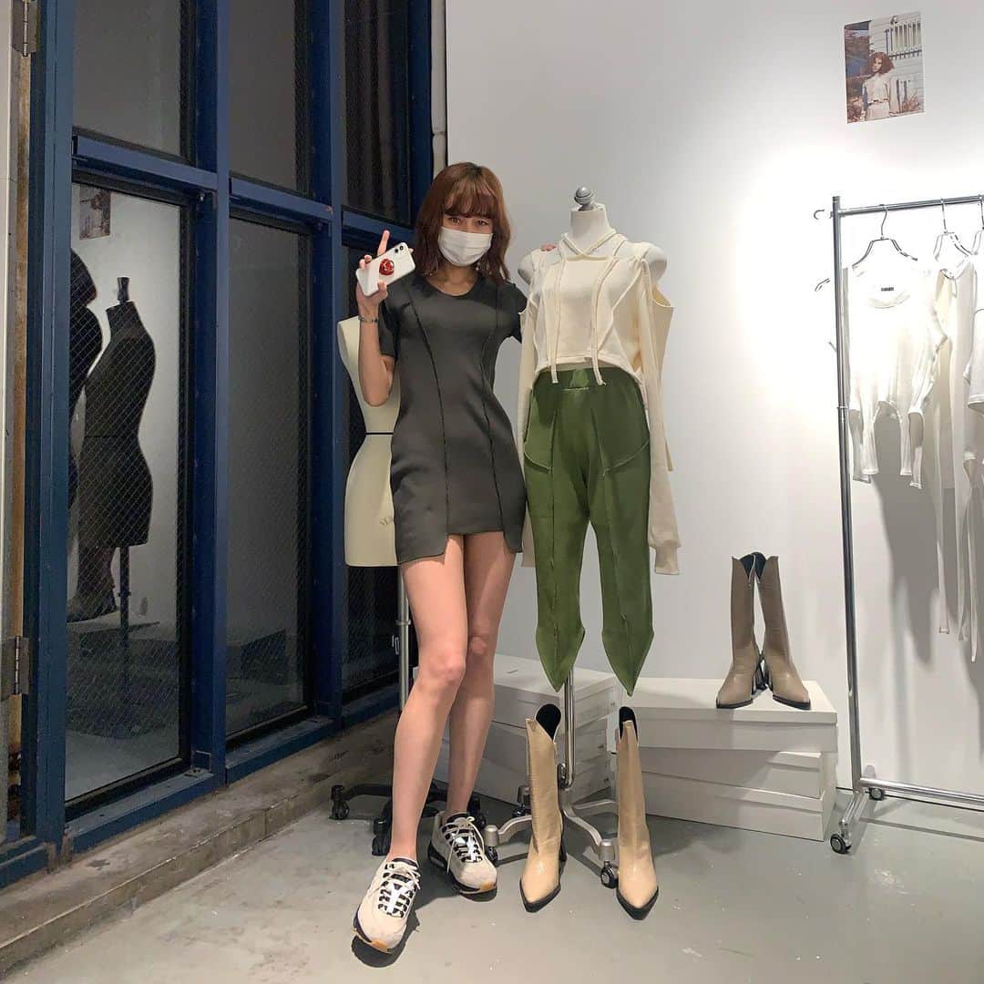 生野優子のインスタグラム：「服が良いから見るに堪えるけど今年はこれ以上ださいポーズしないよう頑張ります！」