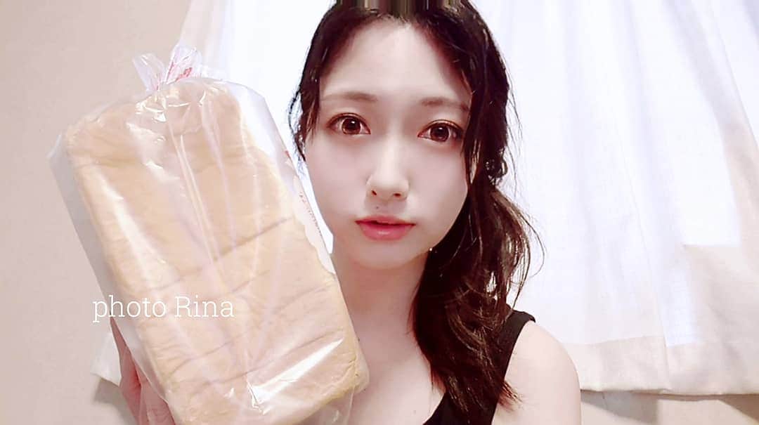 五月女璃奈のインスタグラム：「幸せの食パン🍞💓. : : : : 数週間前に、今まで購入していた大好きな食パンが物流の関係で店頭に並ばなくなってしまって悲しんでいたら、特別にお店のほうでお取り寄せしてくださって、なんと今日手元に…🍞💓. : はぁ～なんて幸せなの！ ふわっふわの幸せの食パン🐻✨ この幸せをだれかと共有できたらいいのになぁ…✨ : : (( #食パン #学校給食 #パン #幸せのおすそわけ #美味しいご飯 #社労士 #社会保険労務士 #士業 #資格 #勉強垢 ))」