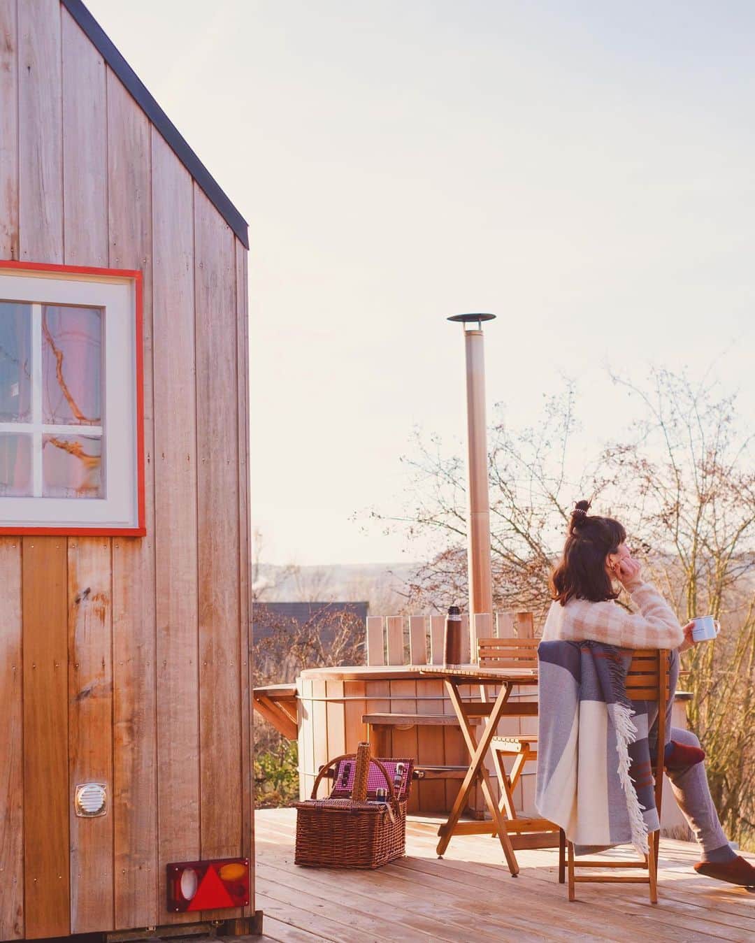 Angélineのインスタグラム：「L’exil, le soleil et une tasse thé 🌿 . Ça pourrait être le nom de mon prochain court-métrage, mais non, c’était ma semaine de retraite en télétravail 🏠💻 — Vous avez été nombreuses à être surprises que je parte seule sur la semaine, mais ça fait du bien aussi parfois de se retrouver. Certes, ça fait peur, d’être seule avec ses pensées, ses émotions et ses tempêtes. Mais c’est aussi trouver son propre rythme, et ne se soucier que de soi-même. S’est s’envelopper dans une couette bien chaude et apaiser sa respiration. Se remettre au centre de tout. Et c’est important, de s’occuper de soi 🤎 ———」