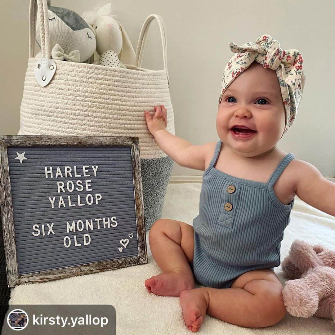 のインスタグラム：「#Repost OH MY HEART 😭💜💙 ・・・ Six months old today 💜💙 Your smile is everything 🥰」