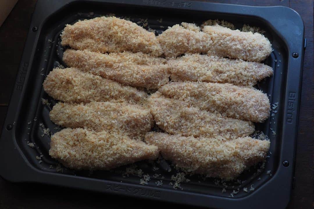 Rocoのインスタグラム：「02.21 晩ごはんのおかずはささみフライ。 衣とパン粉を付けたらあとは　#パナソニックビストロ　にお任せ。サクサクジューシーほんとに柔らかく仕上がる‼︎美味しくて最近こればかり作ってる。油の処理がないのでかなりラク。  #rocoごはん#晩ごはん#ささみフライ」
