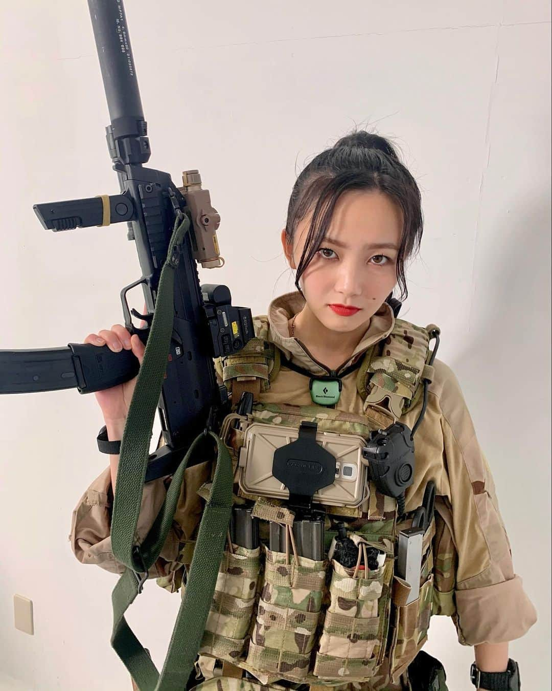 山邊未夢さんのインスタグラム写真 - (山邊未夢Instagram)「🔫  PEACE COMBAT５月号表紙務めさせていただきます！！」2月21日 18時57分 - miyu_tokyogirlsstyle