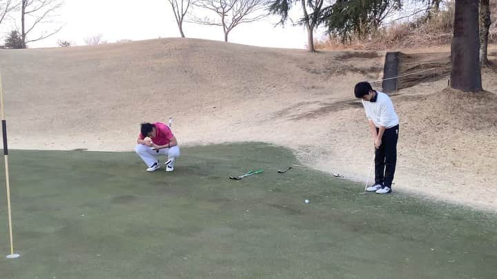 のインスタグラム：「弥勒を鍛えて、もらうためのセミコーチ達との二日目の合宿、今日は昨日、パターを夜、鍛え、午前中は太田スペシャルの落とし所を鍛えた成果も出て、今日は上々のでき。  りんたろうさんも、昨日の調子の悪さを取り戻すべく、懸命にアプローチ練習場と振り込みを入念にし、今日は見たことがないほど、絶好調。  チップイン2回、その他、常にドキドキさせる、すじるアプローチも多く、今日はダントツの一位。  結局、勝負は負けが青木さんが4回、弥勒が1回、りんたろうさんが0回と勝者となった。  総括すると、りんたろうさんは昨日の敗北で言うことがないぐらい調子が良く、今日の出来なら、トッププロ相手でも善戦していただろうと言う内容だったし、弥勒は、懸命にものにしようとしている太田スペシャルが半分ぐらい決まるようになって来ており、私は着実に進歩している様子に満足をしている。  反対に青木さんの場合、転がし一辺倒なので、それが使えないシチュエーションが出た場合、すこぶる弱い。パターは上手な分類に入るだろうが、須藤メソッドとでも呼ぼうか、プレッシャーの中で決めないといけない洗礼を今日、もろに受け、見ていて、終了とともに、本人は相当ショックを受けていた。  １つ、全員がサニーでやると学ぶことが（徹底的に（笑）いかに負けない尚且つ、勝ちにいくゴルフをしなければと言うことだ。  無難に待っていれば、やられてしまうし、尚且つ、アホみたいに全て沈めてやろうと思うと、自滅する。  駆け引きと決めなければならない時に、いかに決めるか。。。  りんたろうさん達のお陰で弥勒は、その部分がこの年齢の子では、考えられないほど強くなった。  感謝である。  またの、KGAキャプテン、そして東京代表の選手たちのとほどきを心より楽しみにしている。  ありがとうございました。  Second day of golf camp with Tokyo High School Reps. Really good mental training to sink putts under pressure.  #golf #juniorgolf #pressureputting #プレッシャーパット　#見ていて楽しい #青木さんスクワット120回お疲れ様でした　＃りんたろうさん明日から運を使い切り、事故に遭わないように気をつけてください（by Miroku)」