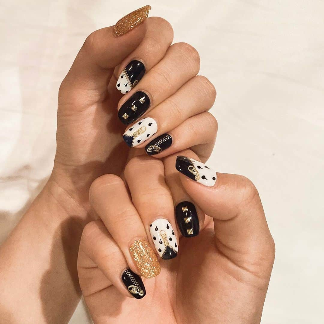 田村華子のインスタグラム：「. NEW nail🌟  派手めなネイルができるのもあと少しなので遊んでみた！  モチーフが何かわかったひといますか〜！笑  ヒント #アリーデヴェルチ   ｱﾘｱﾘｱﾘｱﾘｱﾘｱﾘｱﾘｨ！  (このジッパー型 #フレンチネイル 流行る気がするんだよね…普通に可愛い…)  #ネイルデザイン  ちょっとだけ #痛ネイル」