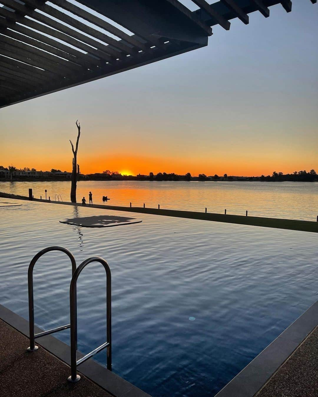 Australiaさんのインスタグラム写真 - (AustraliaInstagram)「Okay @sebelyarrawonga, now that’s just showing off! 😍 We’re rather envious of @galyvanting who was lucky enough to enjoy this stunning #infinitypool in conjunction with an epic #sunset. You’ll find this inviting sight at Yarrawonga’s #SebelHotel, located along the #MurrayRiver in #Victoria, where you can unwind and soak up this dreamy #LakeMalwala outlook. Situated a three-hour drive north of @visitmelbourne near the border of @visitnsw, this is a great getaway for keen golfers, with the 18-hole #SilverwoodsGolfClub neighbouring the hotel. 🏌️‍♀️⛳ #seeaustralia #visitvictoria #visitmelbourne #holidayherethisyear」2月21日 19時00分 - australia