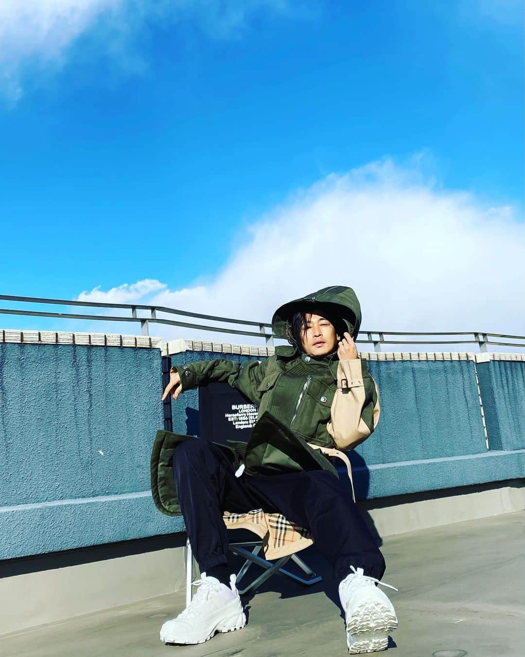 窪塚洋介のインスタグラム：「明日PM10:00～  @BURBERRY MENSWEAR PRESENTATION 楽しみにしてる的な^ ^ 今季のコートも良すぎてビビりました♪ @Riccardotisci17 #BurberryAW21」