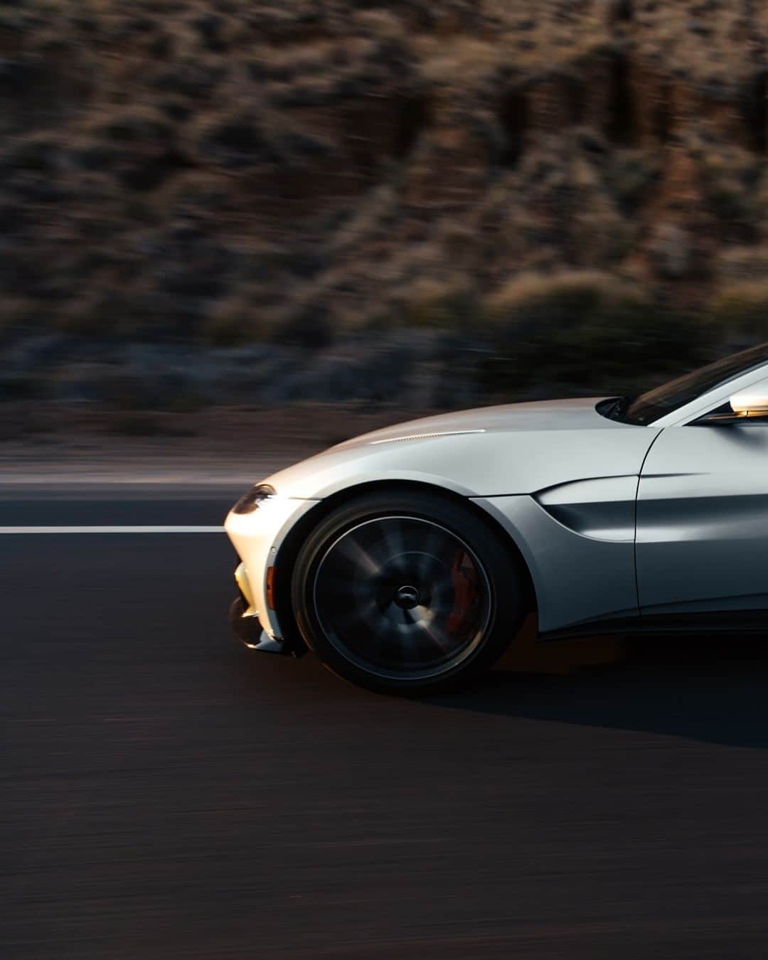 アストンマーチンのインスタグラム：「Vantage stuns from every angle.  📸 @moliverallen   #AstonMartin #Vantage」