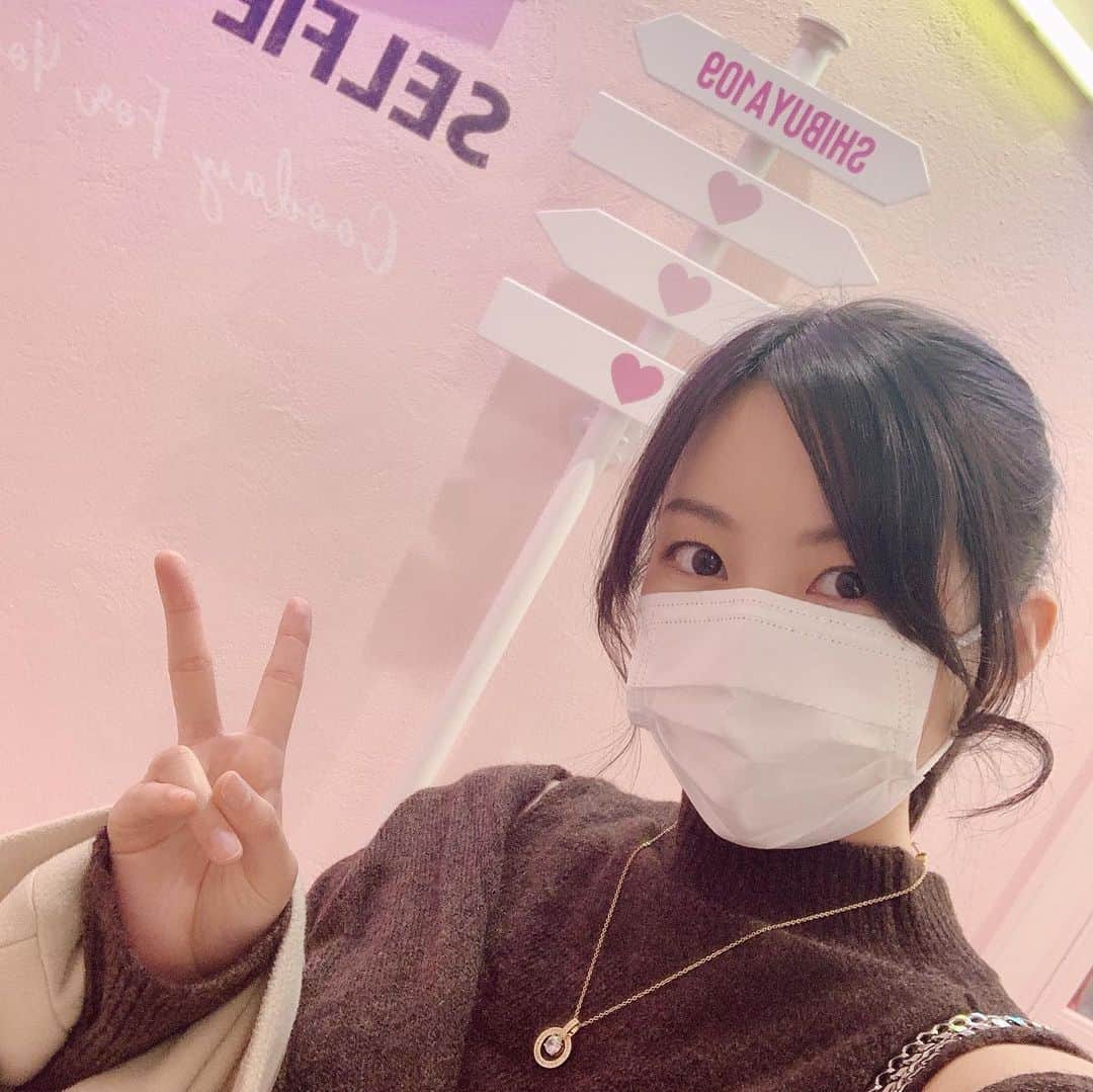 池田愛のインスタグラム：「ドキンちゃんとケロアイでランチおデートしてきました❣️  ご飯に夢中になり過ぎて帰りの電車しか写真撮ってない🤣💦 ビュッフェに行ったらみんな美味しそうなご飯に目移りしちゃうよね〜😋 色とりどりのお野菜とか、普段食べられないようなお肉とか手の込んだ料理を夢中になってお皿に盛り付けてました✨ デザートも小さめの程よいサイズで何個も食べたくなっちゃう！！  ドキンちゃんも私もポップコーンシュリンプが好きです🍤💕 イチゴソースのタピオカもお気に入りでした🍓  ビュッフェはマスク、手袋着用だったので衛生的でした◎ 安心して美味しいご飯を堪能してお腹いっぱいになりました💓  帰りは1人でちょっとだけ渋谷に寄ってウィンドウショッピングしてきました👀  今日は先程、初めてのアーミー様限定配信を終えたところです！ いろいろ作戦会議も出来たし 初のコスプレ配信も楽しかったです🥰 引き続き倖田來未さんのコラボイベント「次世代シンガーオーディション」TOP1目指して頑張ります🎤🎶💗💗 ・ ・ ・ ・ #ブラウンコーデ #ビュッフェ #ホテルビュッフェ #小春日和 #マジカルスノーランド #msl795 #女子会 #お疲れ様会 #誕生日プレゼント #お買い物 #ウィンドウショッピング #17live #イチナナ #イチナナライバー #livestreaming」