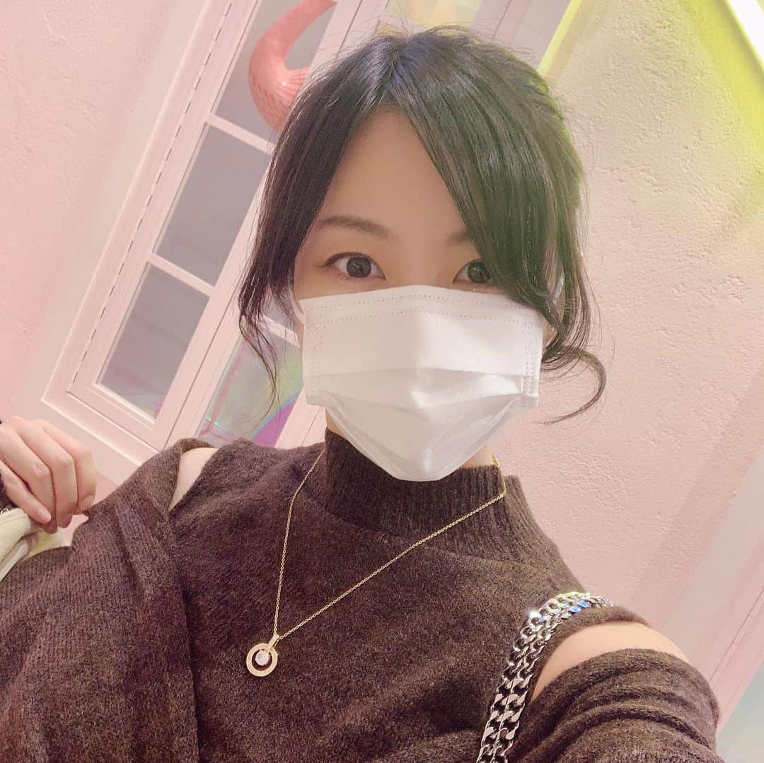 池田愛さんのインスタグラム写真 - (池田愛Instagram)「ドキンちゃんとケロアイでランチおデートしてきました❣️  ご飯に夢中になり過ぎて帰りの電車しか写真撮ってない🤣💦 ビュッフェに行ったらみんな美味しそうなご飯に目移りしちゃうよね〜😋 色とりどりのお野菜とか、普段食べられないようなお肉とか手の込んだ料理を夢中になってお皿に盛り付けてました✨ デザートも小さめの程よいサイズで何個も食べたくなっちゃう！！  ドキンちゃんも私もポップコーンシュリンプが好きです🍤💕 イチゴソースのタピオカもお気に入りでした🍓  ビュッフェはマスク、手袋着用だったので衛生的でした◎ 安心して美味しいご飯を堪能してお腹いっぱいになりました💓  帰りは1人でちょっとだけ渋谷に寄ってウィンドウショッピングしてきました👀  今日は先程、初めてのアーミー様限定配信を終えたところです！ いろいろ作戦会議も出来たし 初のコスプレ配信も楽しかったです🥰 引き続き倖田來未さんのコラボイベント「次世代シンガーオーディション」TOP1目指して頑張ります🎤🎶💗💗 ・ ・ ・ ・ #ブラウンコーデ #ビュッフェ #ホテルビュッフェ #小春日和 #マジカルスノーランド #msl795 #女子会 #お疲れ様会 #誕生日プレゼント #お買い物 #ウィンドウショッピング #17live #イチナナ #イチナナライバー #livestreaming」2月21日 19時02分 - ai_ik3