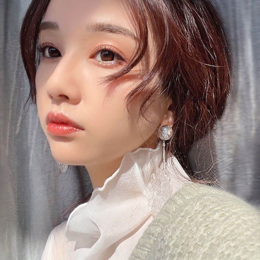 天野ゆうかさんのインスタグラム写真 - (天野ゆうかInstagram)「〜 𝙉𝙚𝙬 𝙢𝙖𝙠𝙚𝙪𝙥💄〜  韓国コスメ好き女子やラメ好きさんの間で流行ってる 韓国ヴィーガンコスメブランドの @unleashia 🇰🇷💄🌿  今日は、 ☑︎ タップミーパレットデュオ N°2 Groovy ☑︎ ノンスティッキーダズルティント N°1 Blink で、いつもと違うキラキラメイクにしてみたよ😉✨ . . タップミーパレットデュオは、マットなテクスチャーのオレンジ🍊とグリッターがセットになってるアイシャドウ👁✨  上のオレンジは普段から使いやすい綺麗な色やから、 サラッと簡単なメイクする時はこっちだけ♡ 大人気の"これぞアンリシア！"な下のグリッターは色んな大きさのラメがぎっしり入ってて、瞼や涙袋にサッとのせるだけでウルウルでキラッキラな目元になれるよ〜🥺✨ 単品や２色使いは勿論やけど、グリッターは他の手持ちのカラーとも合うから私は色々組み合わせて使ったりしてます🎨🥰 . . ティントはベタつきのない軽いテクスチャーのオイルティントで、こっちは主張し過ぎない細かいラメ入り💋✨  ツヤぷるになる上に、色移りの少なさと色持ちの良さ(←ほんまに落ちにくい◎)から、最近はコレばっかりつけてる😷💄笑  今日は二度塗りしてこれくらいの濃さやけど、重ねる回数によって薄くも濃くもできるからその日の気分で変えたりね😉◎ ほのかにする🍎の良い香りもお気に入り🧚🏻‍♀️♡ . . 今なら「２月限定キャンペーン」でQoo10のアンリシア公式ショップからタップミーパレットデュオを購入すると、写真にも載せてる通常 1,299円 の可愛いスマッジングブラシ🖌がおまけで付いてくるからかなりお得🥰👛！  グリッターはちょっとしっとりしてて指に付きやすかったりもするから、ブラシ使った方が綺麗に塗れるしあるとかなり便利だよ〜👌🏻🖌！ . . あと、よくご質問いただくまつ毛は #チェロバイリリースアラウンドザフェイス さんの #まつ毛パーマ です👁✨  毎回上下ともお任せでしてもらってるけど、どのスタッフさんにしてもらっても本当に上手いから、もうず〜っとココ👏🏻💯 @chelo.atf   普段から使ってるその他のコスメなども、ストーリーズハイライトに残してあるのでそちらを見てみてね☺️🔍♡ . . . #アンリシア #ノンスティッキーダズルティント #タップミーパレットデュオ #オレンジメイク #メイク #メイクアップ #コスメ #アイシャドウ #ティント #オレンジリップ #韓国コスメ #韓国メイク #プチプラコスメ #コスメ紹介 #コスメレポ #UNLEASHIA #eyeshadow #eyeshadowpallet #eyemakeup #glittermakeup #rip #tint #gifted #메이크업 #코스메틱 #메이크업스타그램 #메이크업 #립스타그램 #💄」2月21日 19時02分 - yucca_official