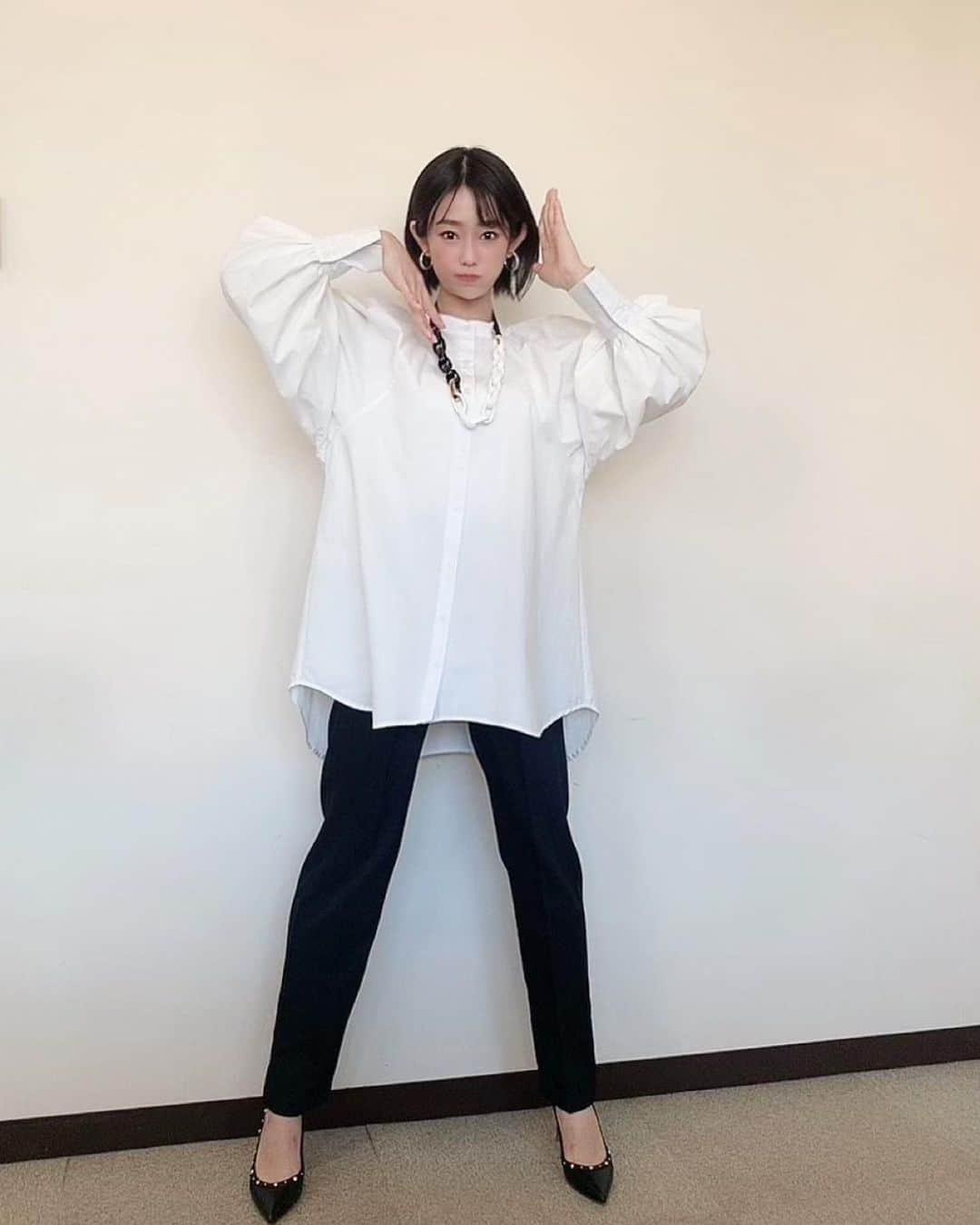 のインスタグラム：「この ポーズ は𓇠 𓂅 𓈒𓏸𓐍﻿ ﻿ ﻿ 今晩は！22:54〜﻿ BS日テレ「汐留TV!📺」﻿ ﻿ 今週も、﻿ 先取り！の情報を﻿ お伝えいたします🌈﻿ ﻿ 是非是非ご覧下さい𖦊້  𖡼.𖤣𖥧﻿ ﻿ 衣装は、こちらです💜﻿ ﻿ トップス：Shelly Island @shellyisland_official﻿ スカート：Shelly Island @shellyisland_official﻿ パンプス：DIANA #ダイアナ @dianashoespress﻿ イヤリング：ABISTE @abiste_official﻿ ﻿ 白シャツは、汐留TVでは﻿ 初めてでした！！可愛いぞ！！﻿ ﻿ ﻿ ﻿ #BS日テレ﻿ #汐留tv」