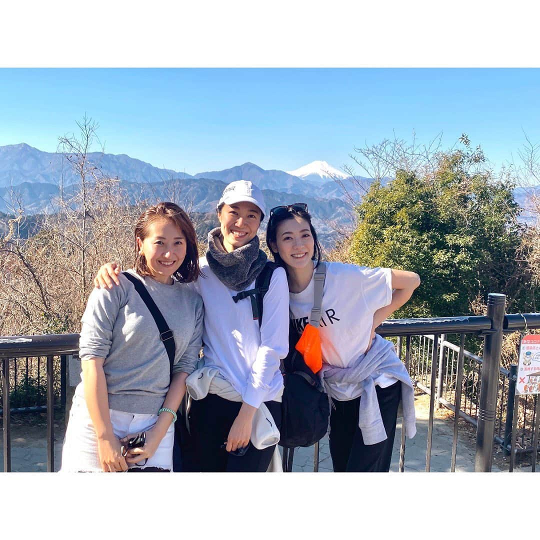 中田奈沙さんのインスタグラム写真 - (中田奈沙Instagram)「Mt. Takao⛰ 恒例となりつつある高尾山登山→サウナの会。 第2回目の昨日は、2月とは思えない暖かさ（むしろ暑さ）と雲ひとつない晴天☀️ 半袖の人は私以外はほぼいなかったけど、動くとそのくらいの暑さ。 年甲斐も無く楽しすぎてはしゃぎまくった。 次は来月かな？！ . #奈沙旅in高尾山  #mttakao #hike #hiking #autumnleaves #1daytrip #trip #me #takao #weekend #dayoff #sunday #outdoor #friends #mountainclimbing #nike #sneakers #高尾山 #登山 #山ガール #山登り #ハイキング #紅葉 #紅葉狩り #日帰り旅行 #日帰り #日曜日 #週末 #アウトドア #ナイキ」2月21日 19時03分 - nasa_nakada