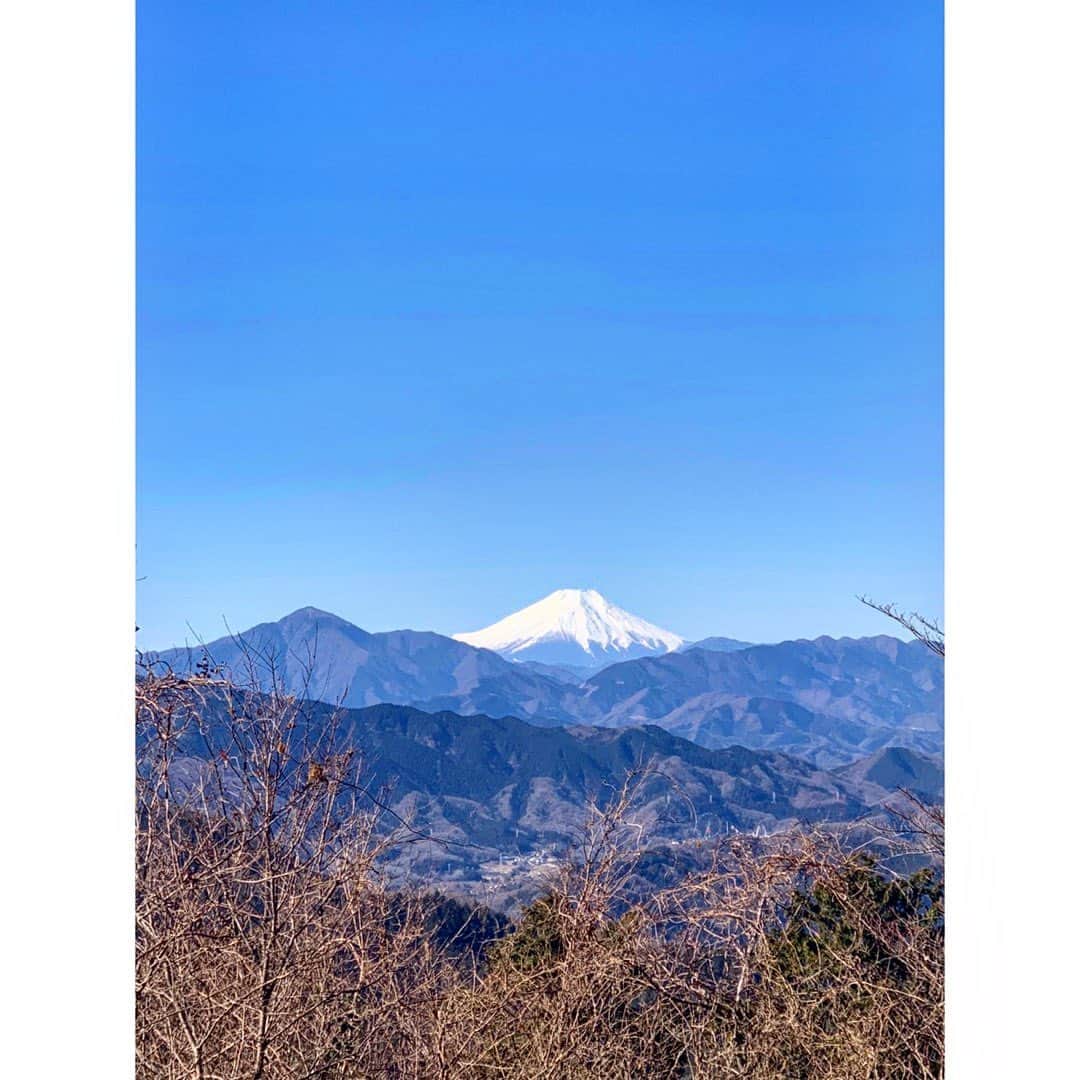 中田奈沙さんのインスタグラム写真 - (中田奈沙Instagram)「Mt. Takao⛰ 恒例となりつつある高尾山登山→サウナの会。 第2回目の昨日は、2月とは思えない暖かさ（むしろ暑さ）と雲ひとつない晴天☀️ 半袖の人は私以外はほぼいなかったけど、動くとそのくらいの暑さ。 年甲斐も無く楽しすぎてはしゃぎまくった。 次は来月かな？！ . #奈沙旅in高尾山  #mttakao #hike #hiking #autumnleaves #1daytrip #trip #me #takao #weekend #dayoff #sunday #outdoor #friends #mountainclimbing #nike #sneakers #高尾山 #登山 #山ガール #山登り #ハイキング #紅葉 #紅葉狩り #日帰り旅行 #日帰り #日曜日 #週末 #アウトドア #ナイキ」2月21日 19時03分 - nasa_nakada